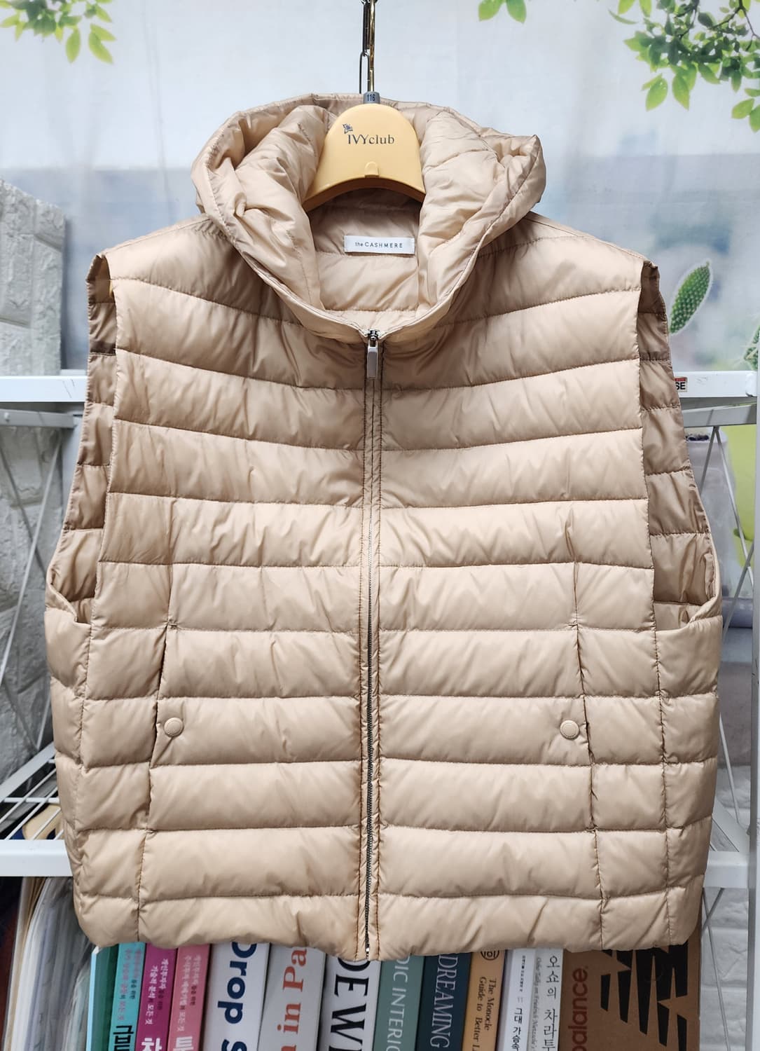 더캐시미어 25FW 여성조끼 후드 경량 구스다운 베스트 프리 AD45 상품이미지1