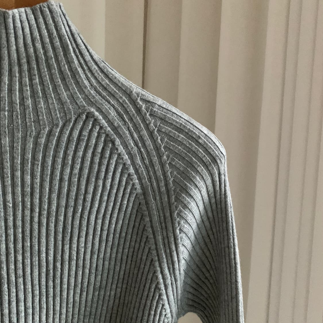 반폴라 옆트임 버튼조절 골지 슬림 니트 상품이미지3