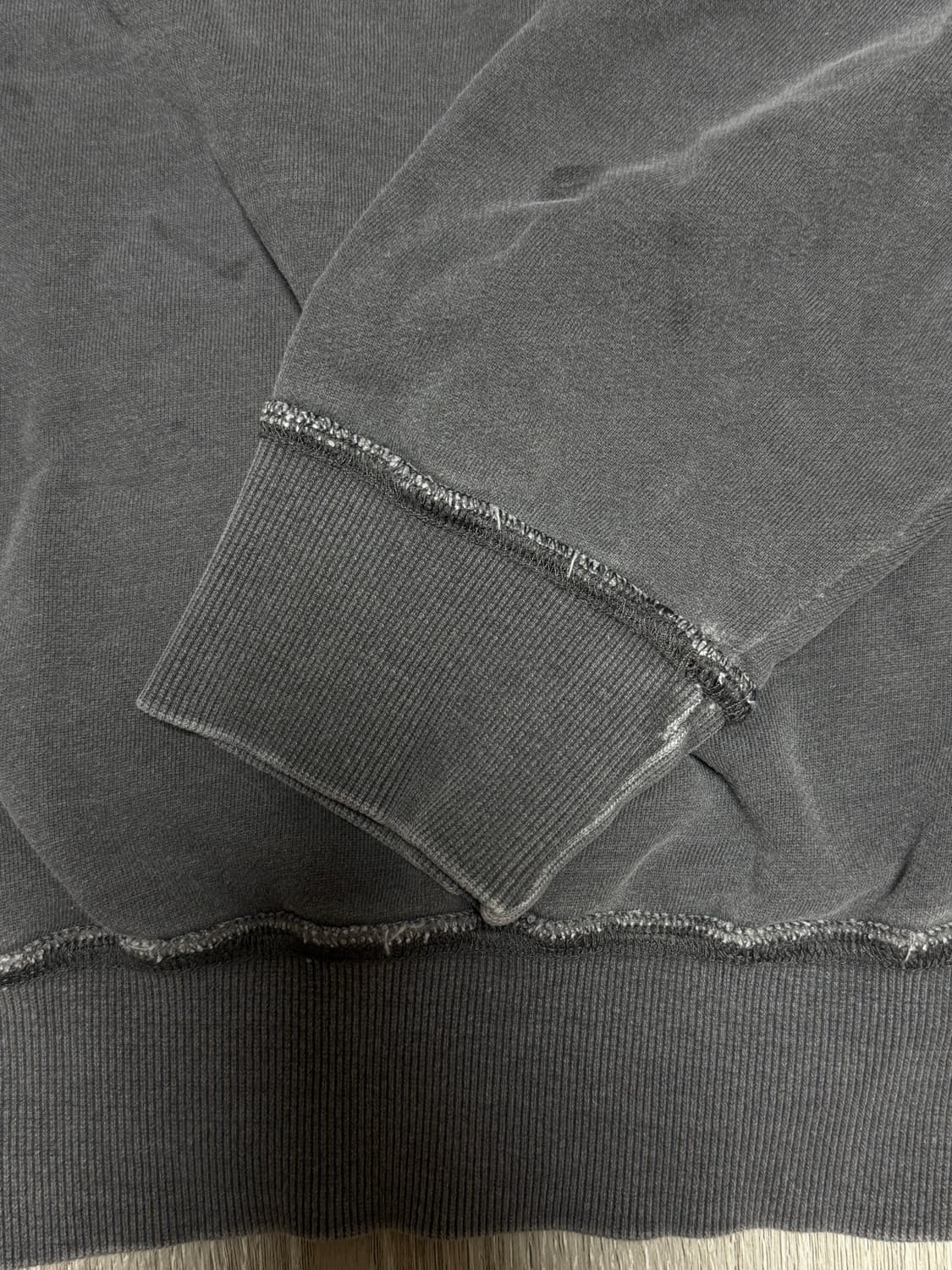 아캄 로고 패치 레글런 스웻셔츠 다크 그레이 3 상품이미지3