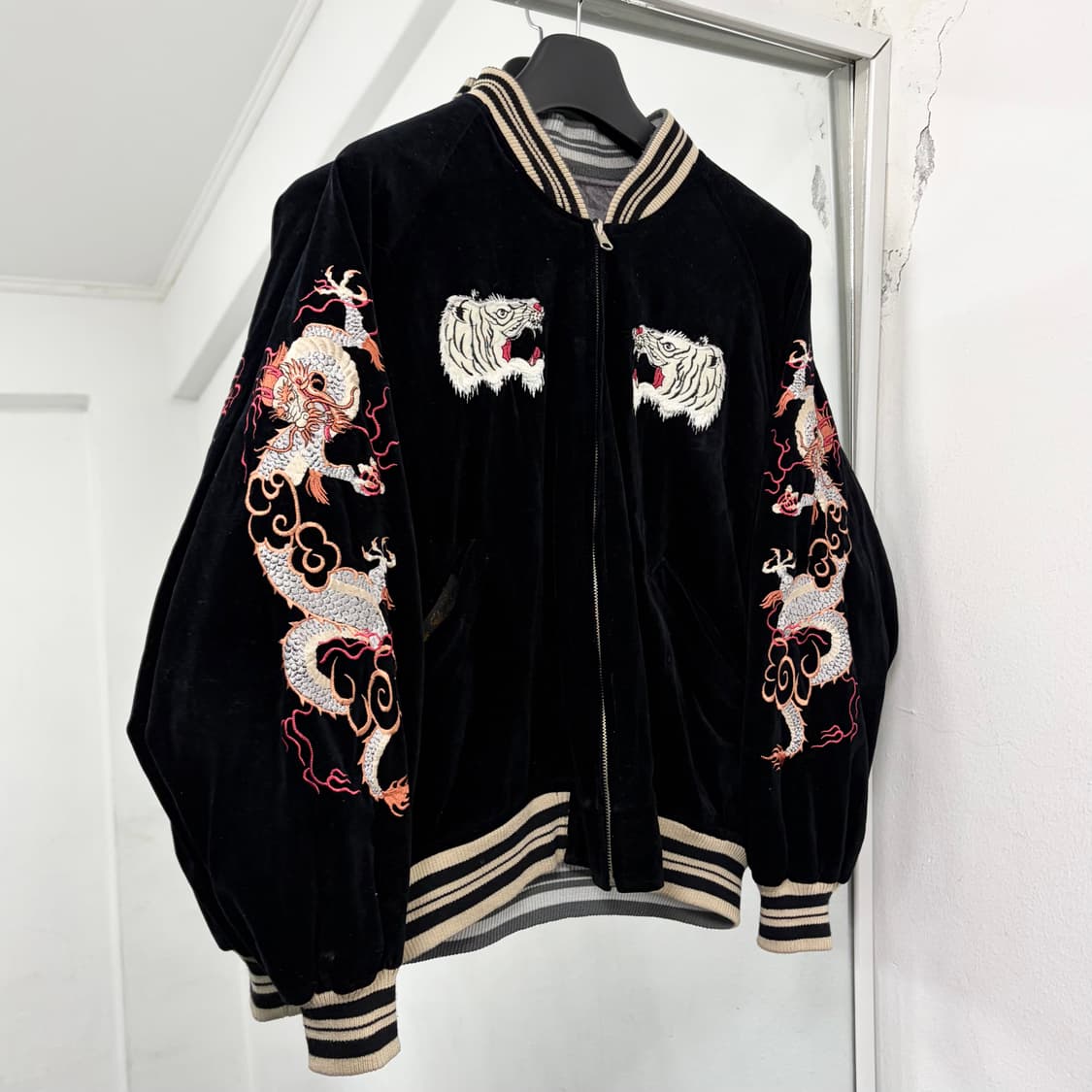 Humber 리버시블 벨벳 자수 스카쟌 자켓 상품이미지8