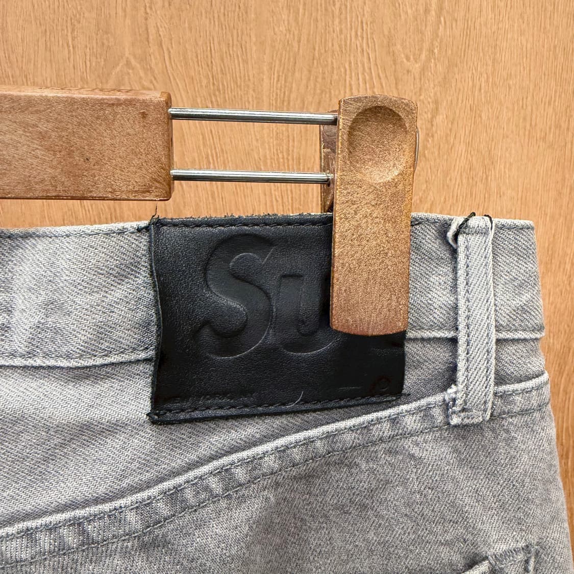 슈프림 데님 팬츠 백 레더 로고 패치 디테일 와이드 스트레이트핏 그레이 상품이미지6