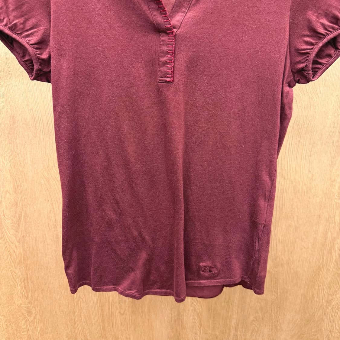 버버리 런던 반팔 티셔츠 오픈 카라 스티치 퍼프 슬리브 디테일 버건디 상품이미지5