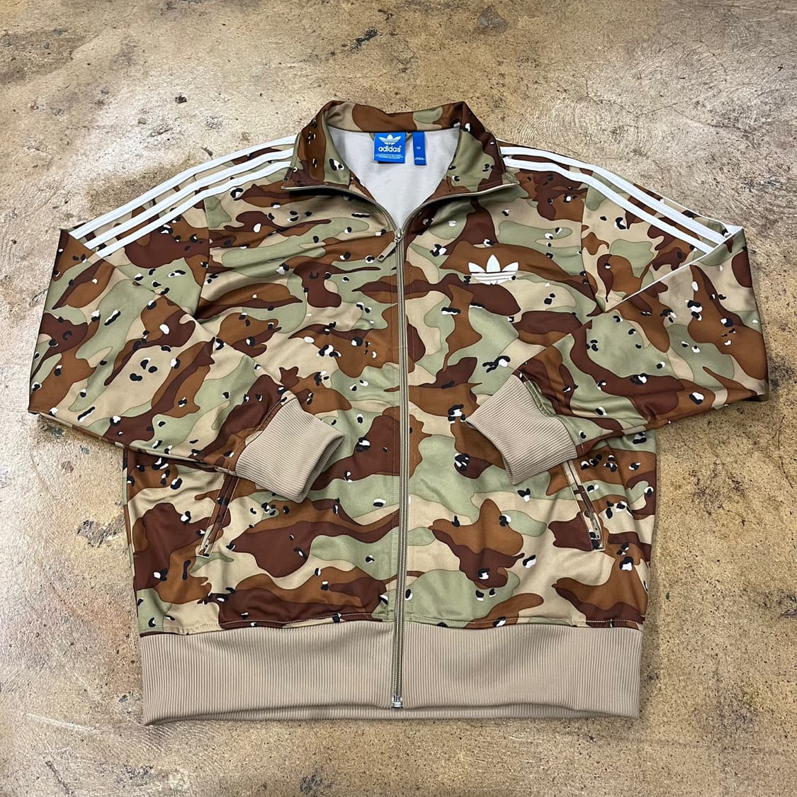 아디다스 카모 밀리터리 브라운 카키 구파이어버드
져지 트랙탑 110 상품이미지2