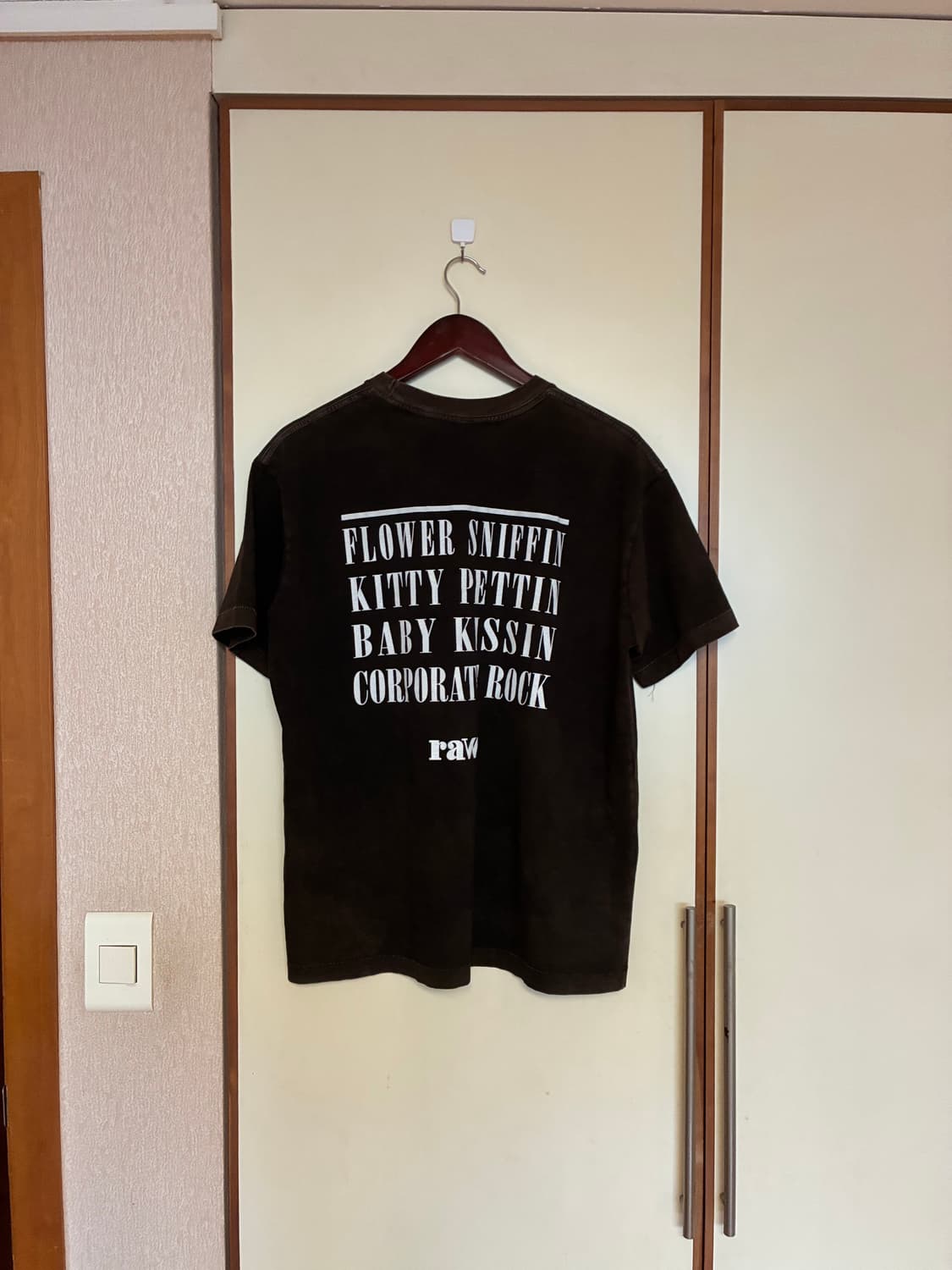 블라인드파일즈 에센스룸 브라운 티셔츠 상품이미지2