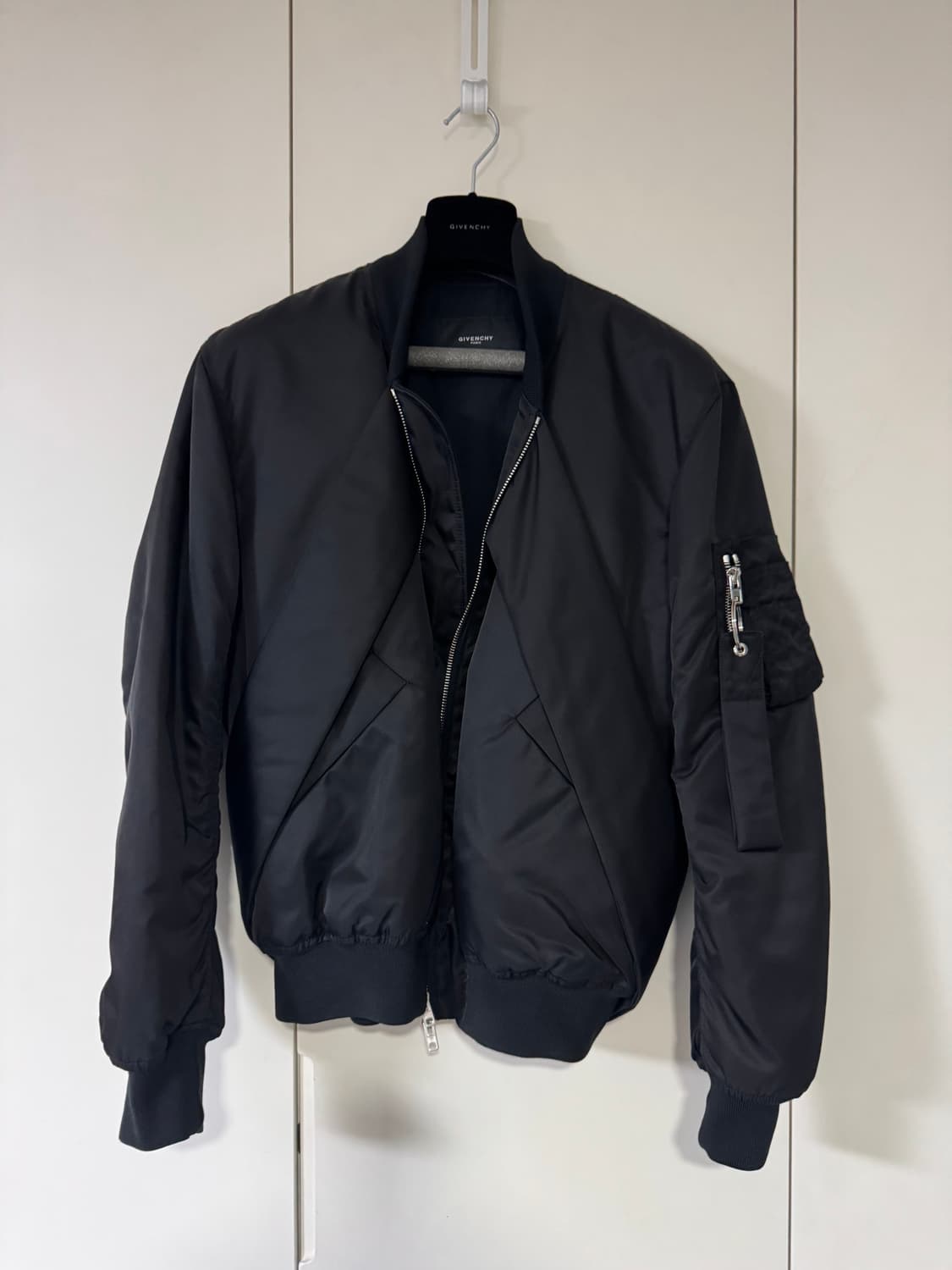 지방시 구스다운 스트랩 봄버 자켓 상품이미지1