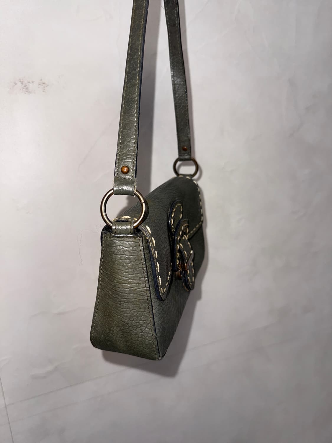 Guess ash khaki stitch buckle 숄더백 상품이미지5