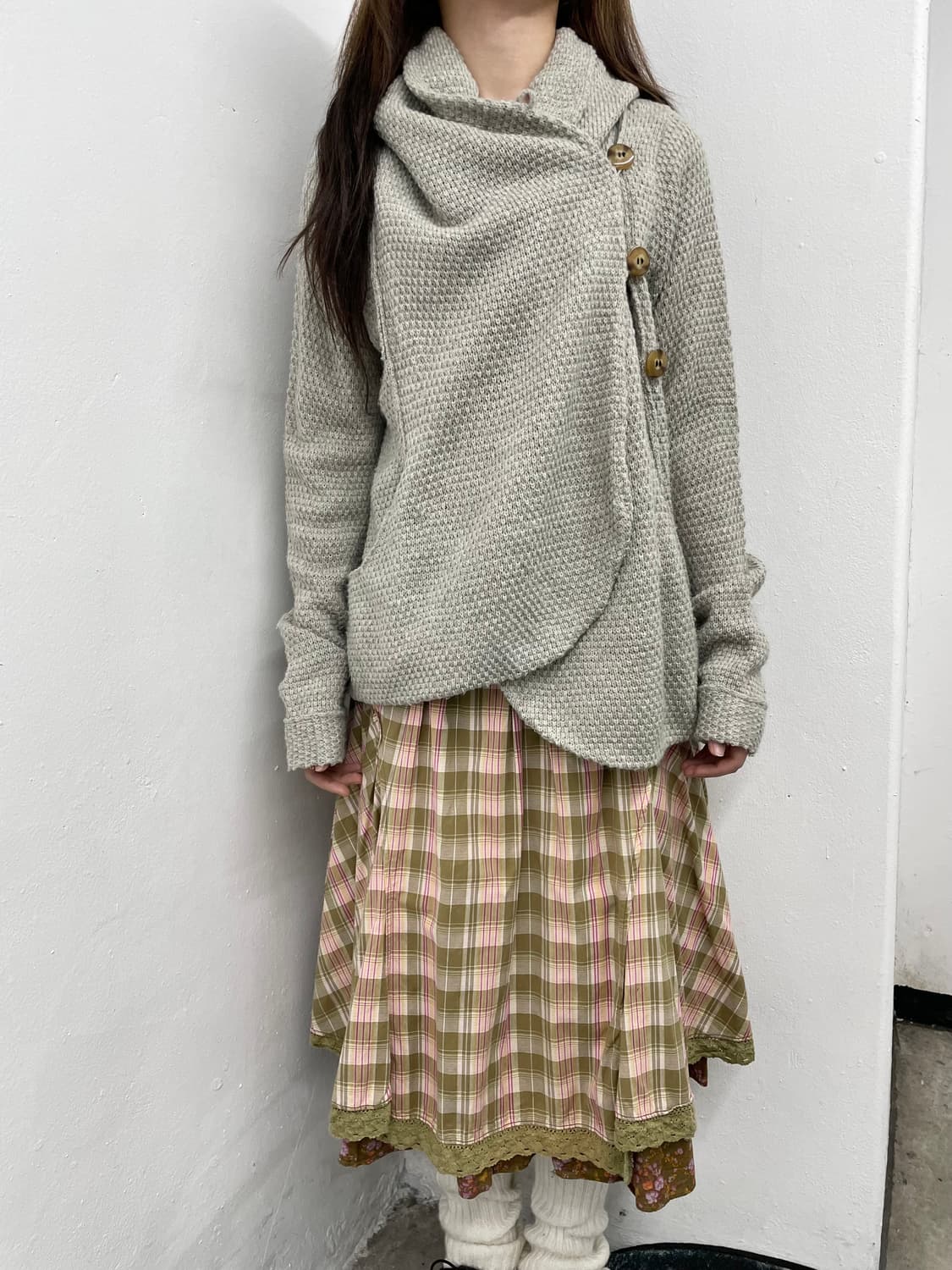 아방가르드 버튼 디테일 울 블렌디드 가디건 상품이미지4