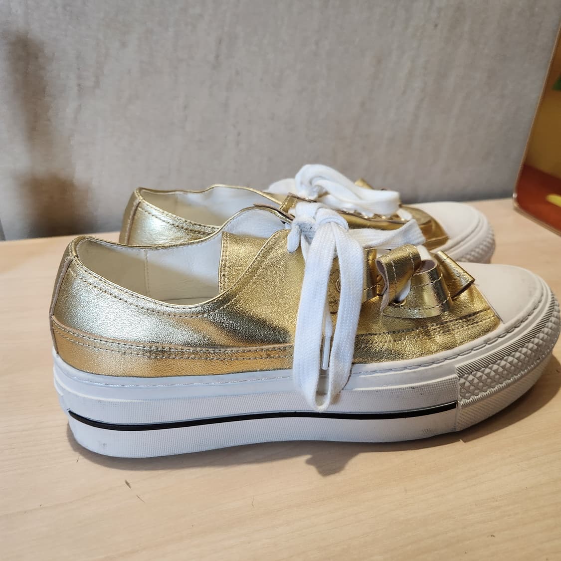 룩을 살리는 골드 무드👟 나무하나 PRIVEÉ 245 상품이미지2