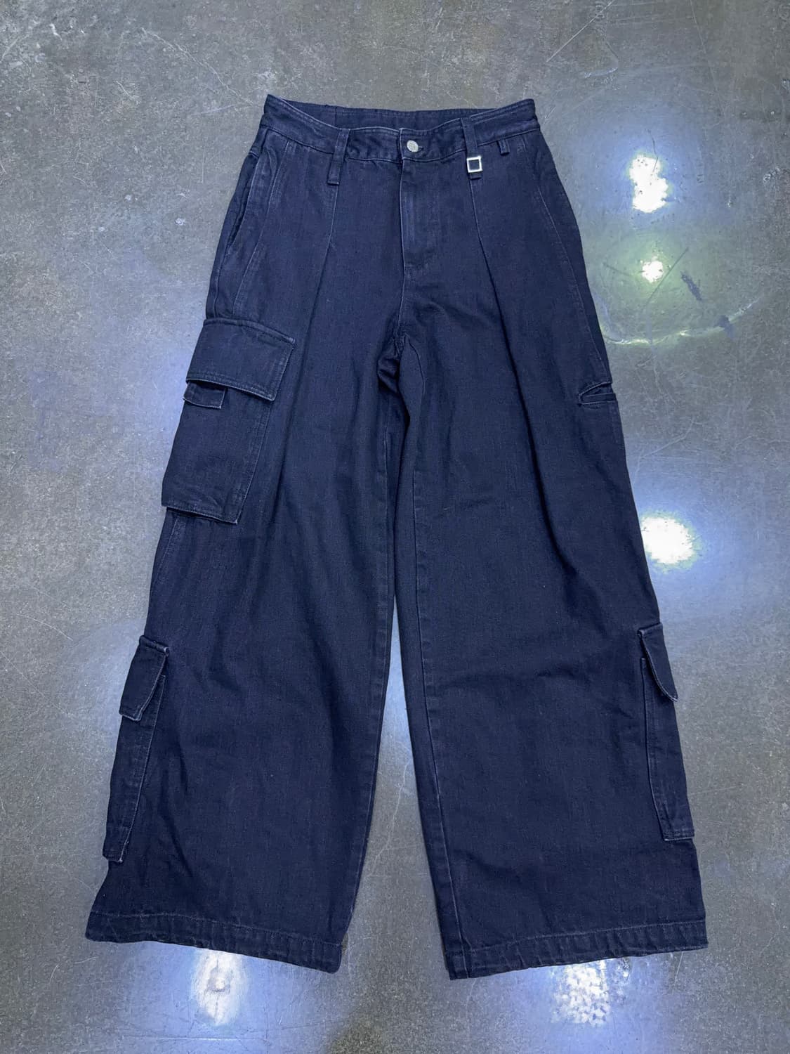 우스퀘어 핀턱 멀티카고 와이드핏 데님팬츠 블랙 30 상품이미지1