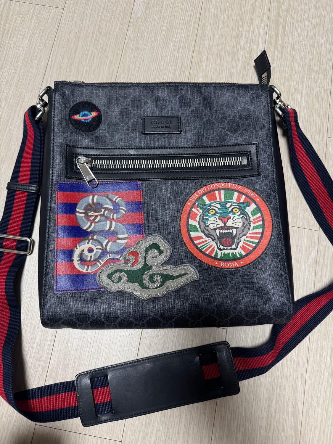 구찌 수프림 스네이크 타이거 크로스백 급처 상품이미지1