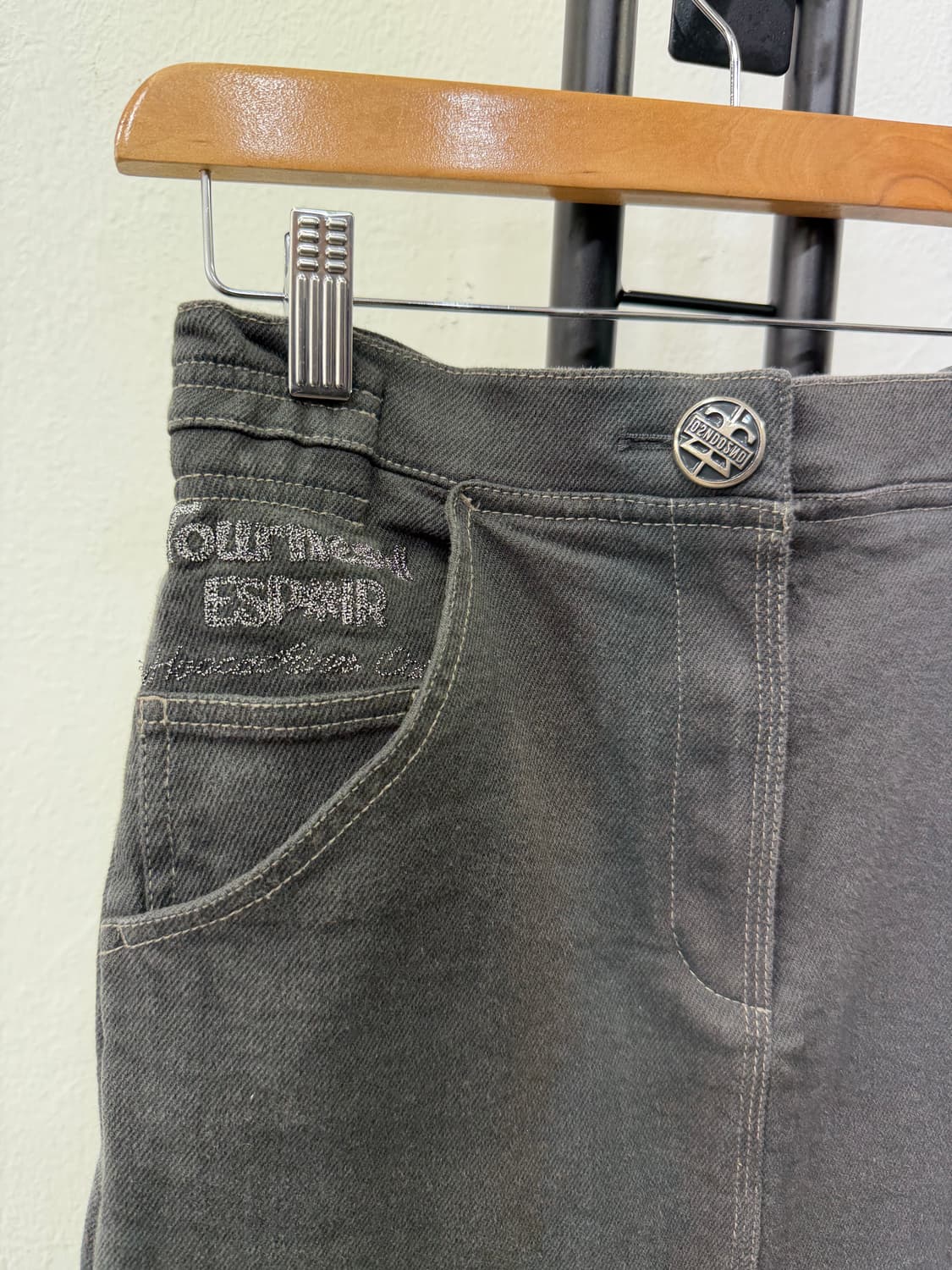 정품) O2ND 오즈세컨 한섬 23ss  블랙 데님 스커트 64 상품이미지4