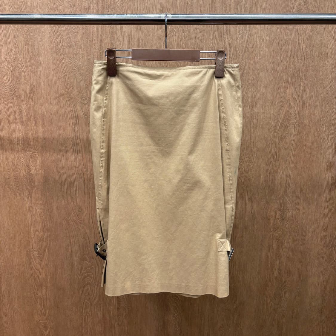 발렌티노 코튼 미디 스커트 사이드 턱 스트랩 버클 디테일 H라인 베이지 상품이미지2