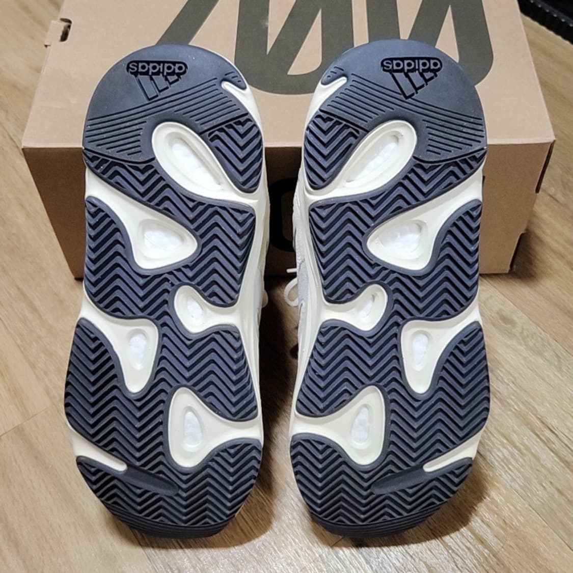 아디다스 285 이지 부스트 아날로그 700 상품이미지7