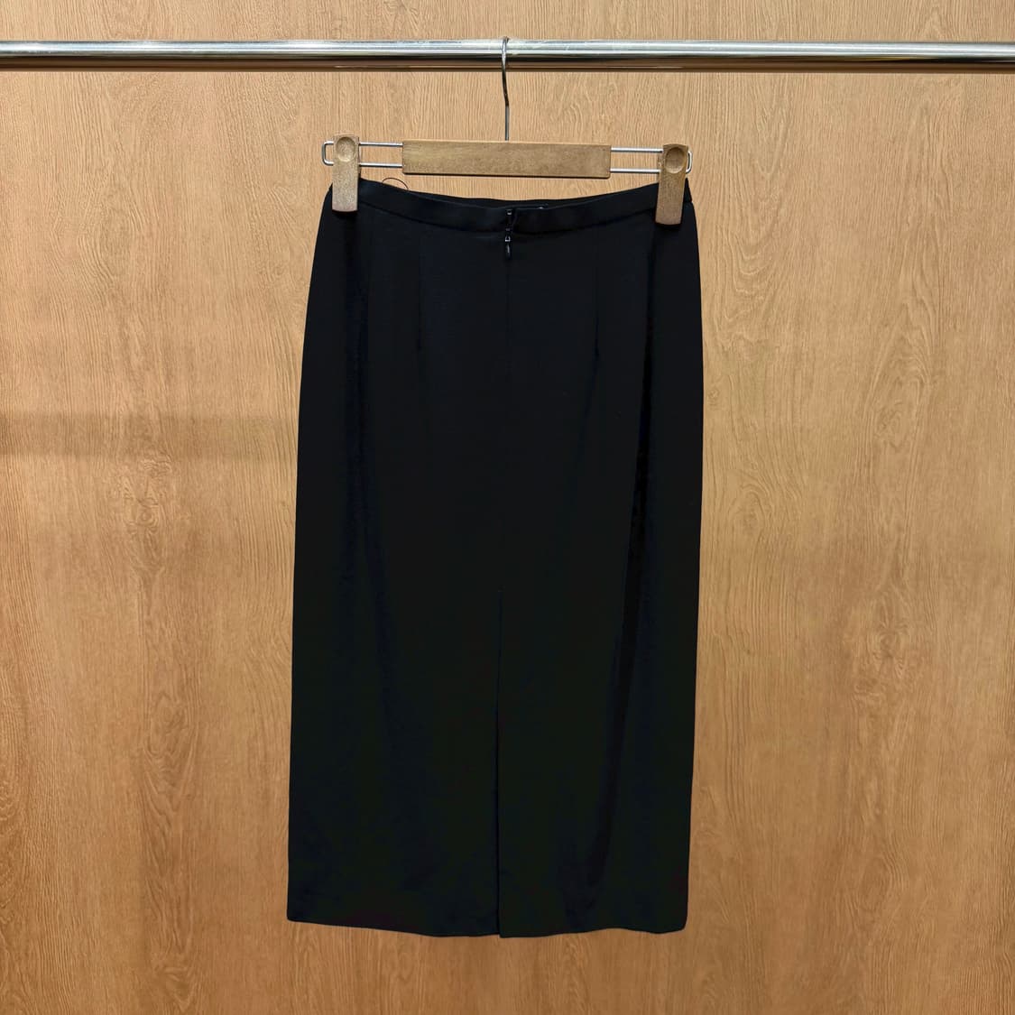 버버리 롱 스커트 심플 무지 투 턱 후면 밑단 절개 디테일 블랙 상품이미지3