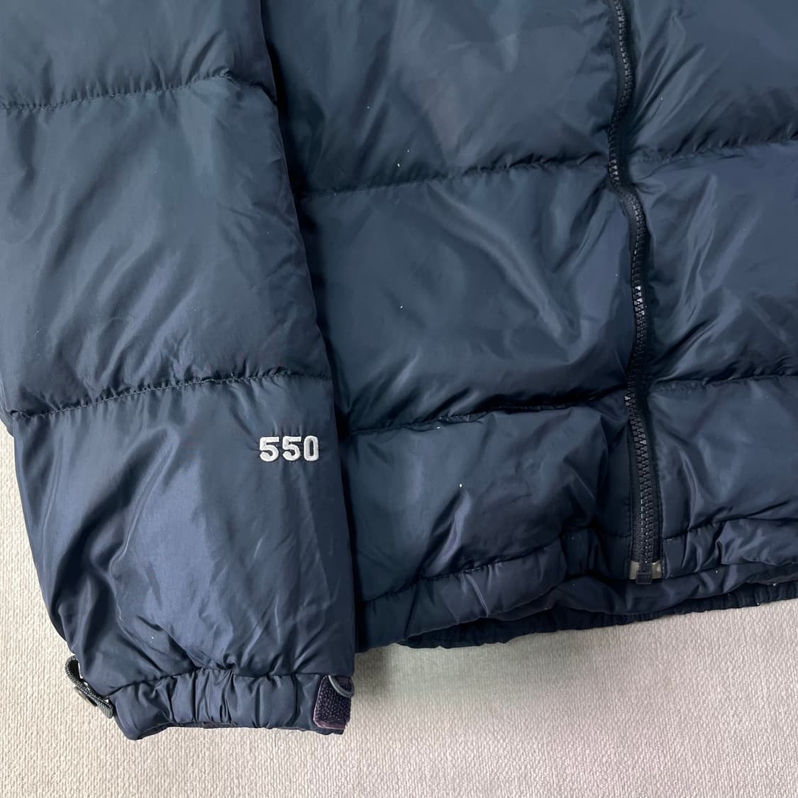 100 노스페이스 550 필파워 구스다운 네이비 경량 패딩 상품이미지4