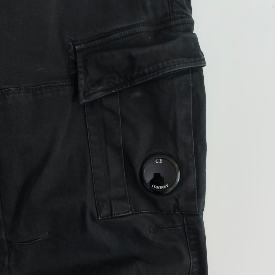 C.P company  씨피 컴퍼니 렌즈 블랙 워시드 카고팬츠 상품이미지3