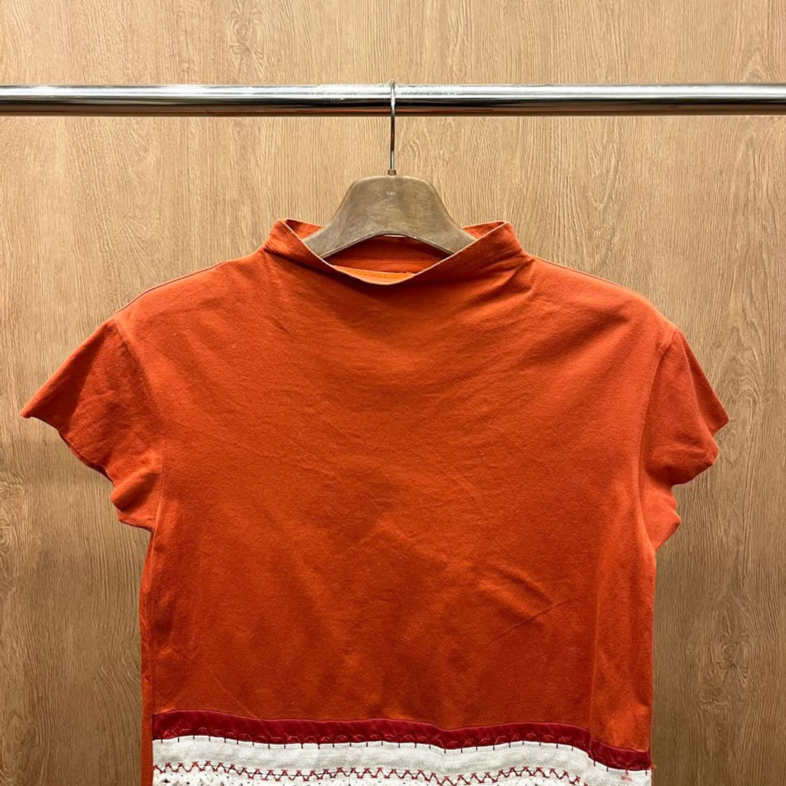 이세이미야케 반팔 티셔츠 세미 하이넥 레이스 트리밍 디테일 오렌지 상품이미지4
