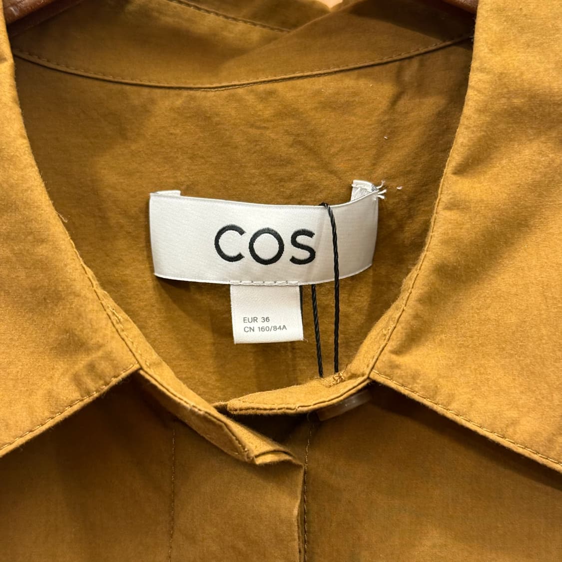 코스 미니멀 히든 버튼 반팔 셔츠 포켓 디테일 머스타드 브라운 상품이미지6