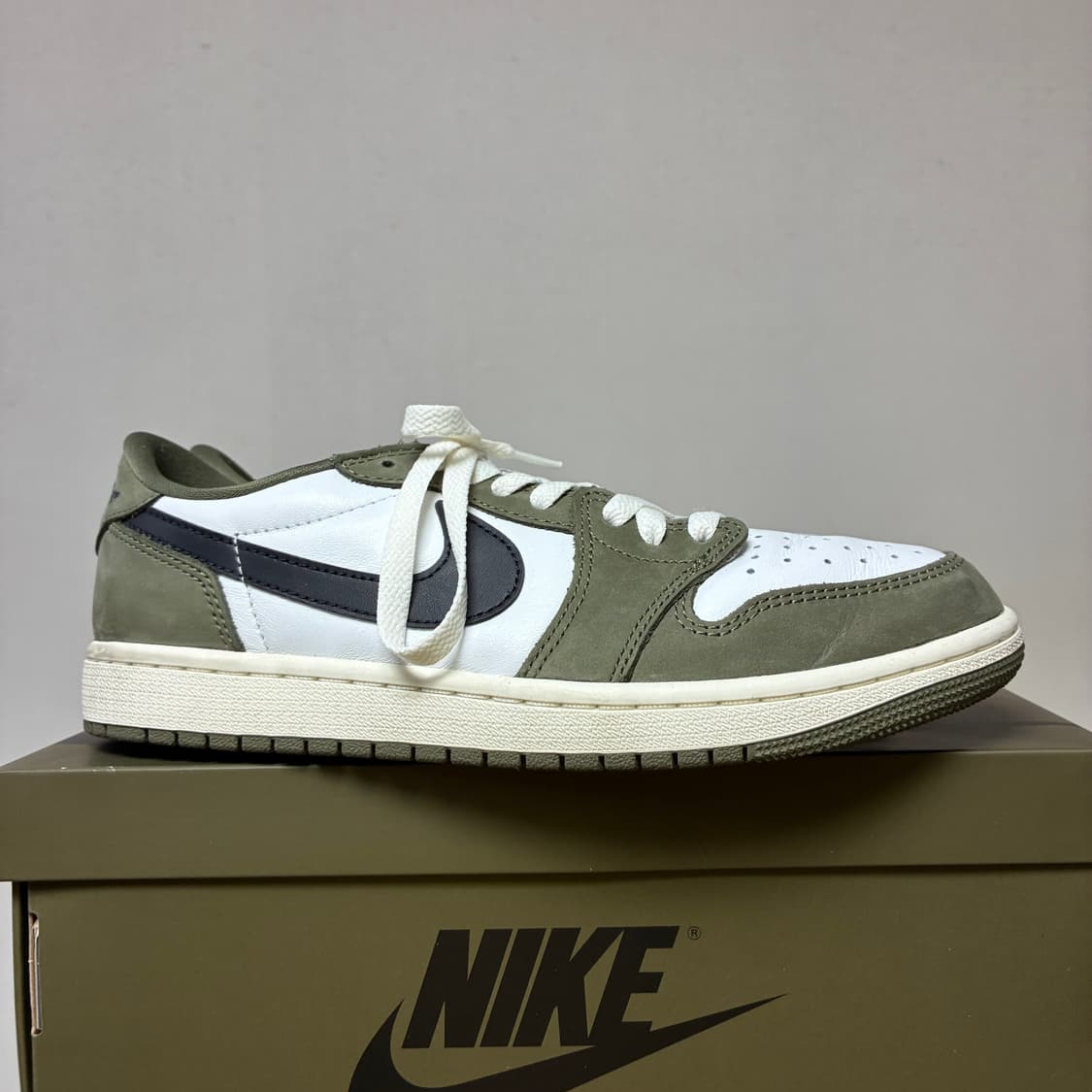 [260]나이키 에어조던1 로우 미디엄올리브 상품이미지1