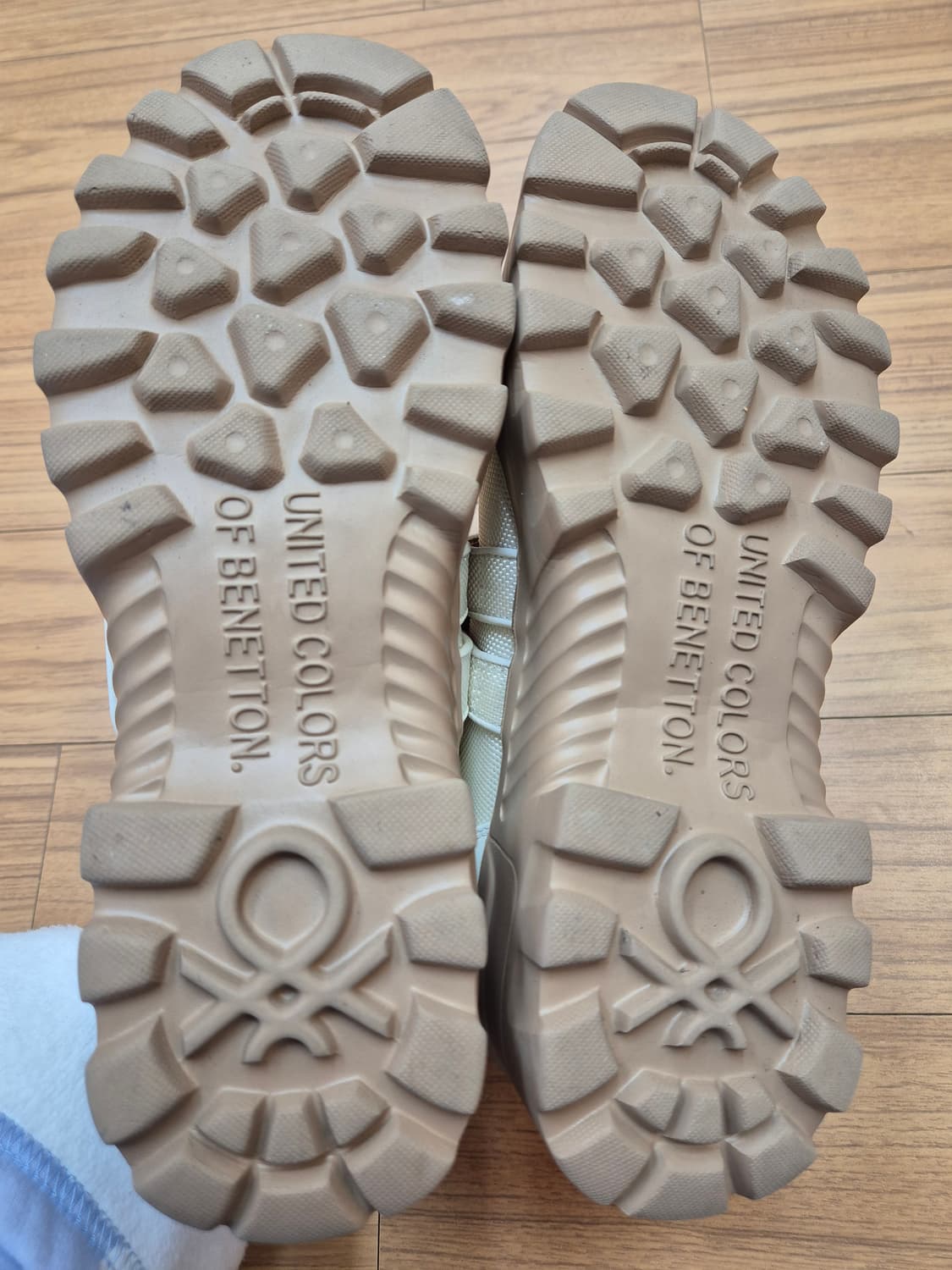 베네통 아이보리 색상 메리제인 단화 240mm입니다. 캐주얼한 디자인이라 상품이미지7