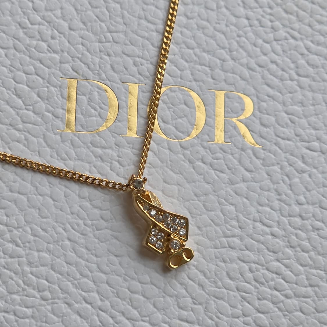 Dior 금장 큐빅 리본 CD 로고 목걸이 상품이미지4