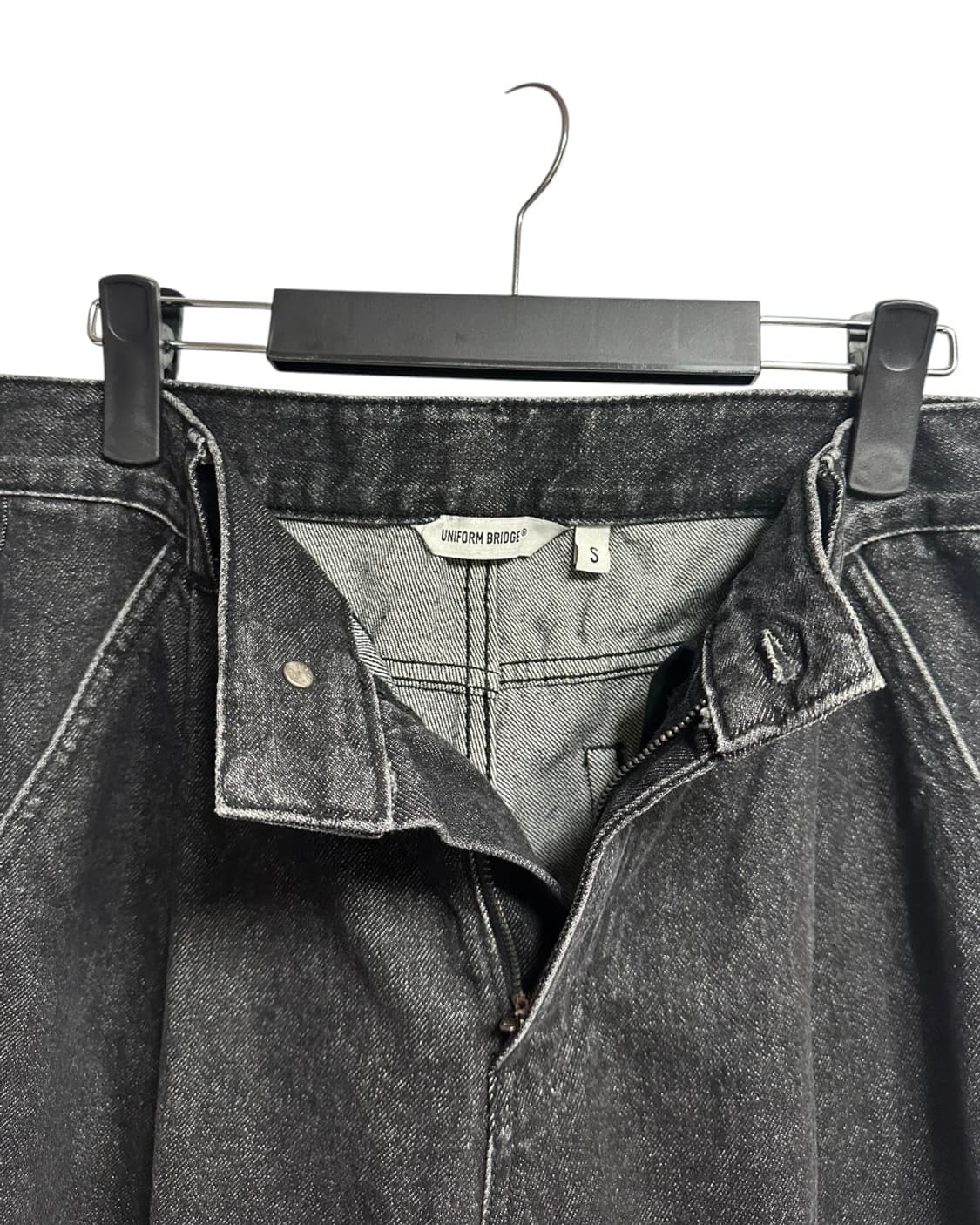 유니폼브릿지 레귤러핏 원턱 블랙 데님팬츠 S size 상품이미지7