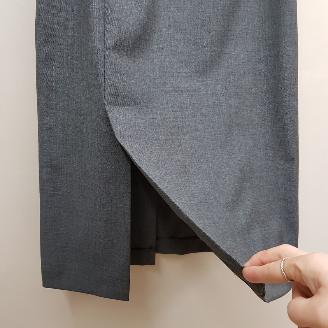 구호 2024 플리츠 포인트 울 스커트 64-94사이즈 상품이미지4