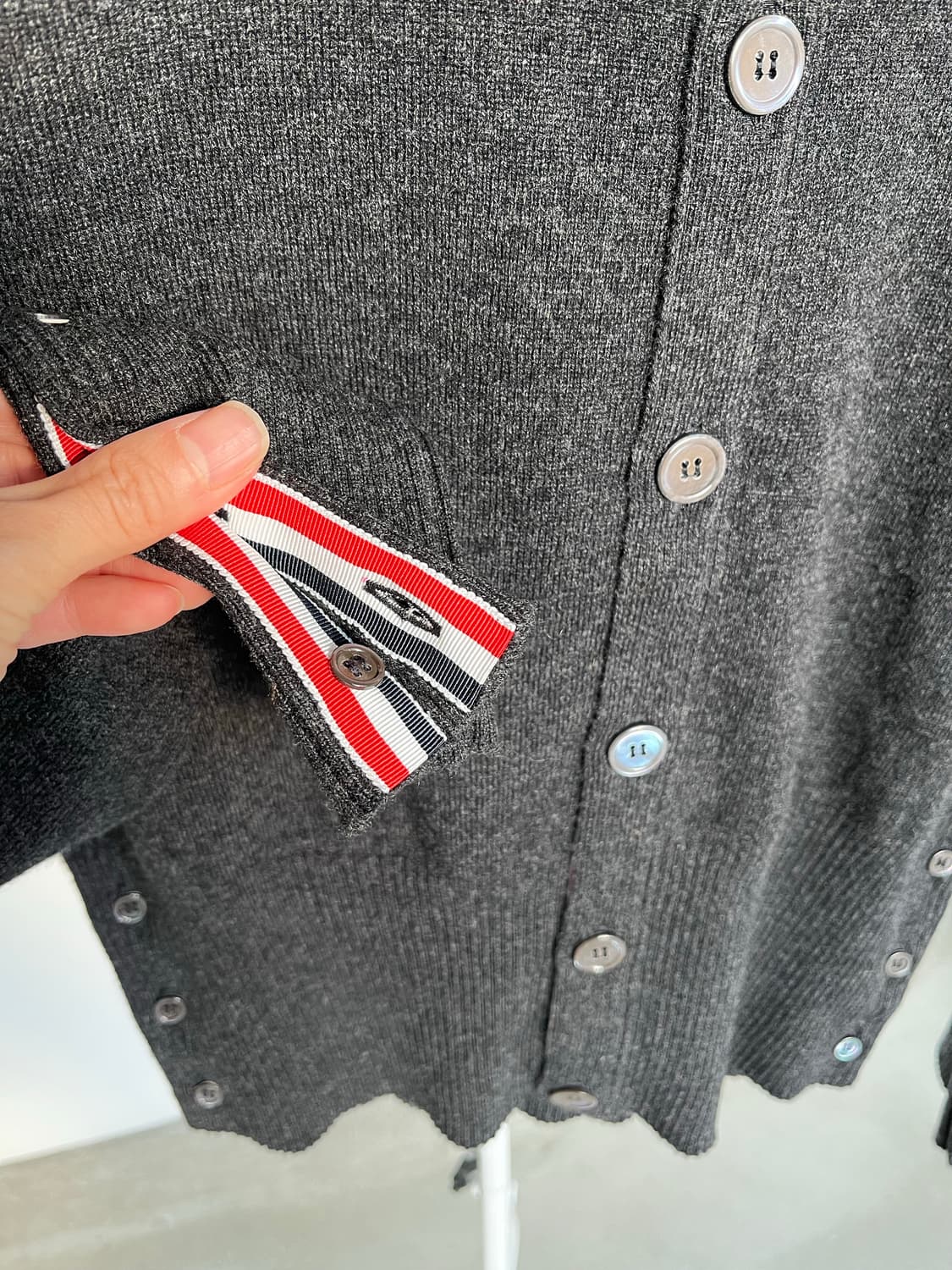 새상품) 톰브라운 캐시미어 클래식 크루넥 4-바 카디건 상품이미지9