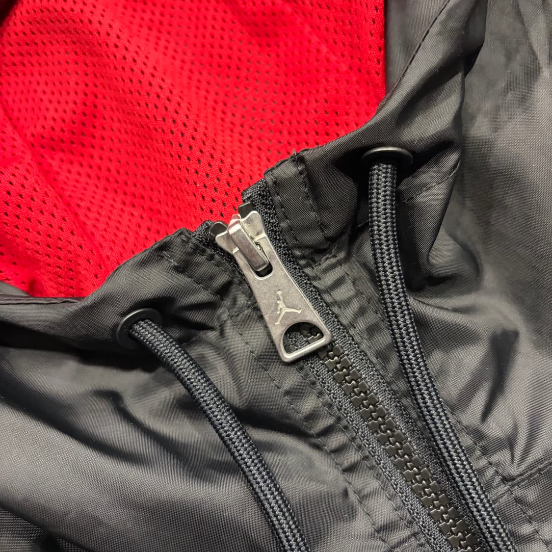 [L] 조던 에센셜 블랙/레드 후드 바람막이 자켓 D155 상품이미지4