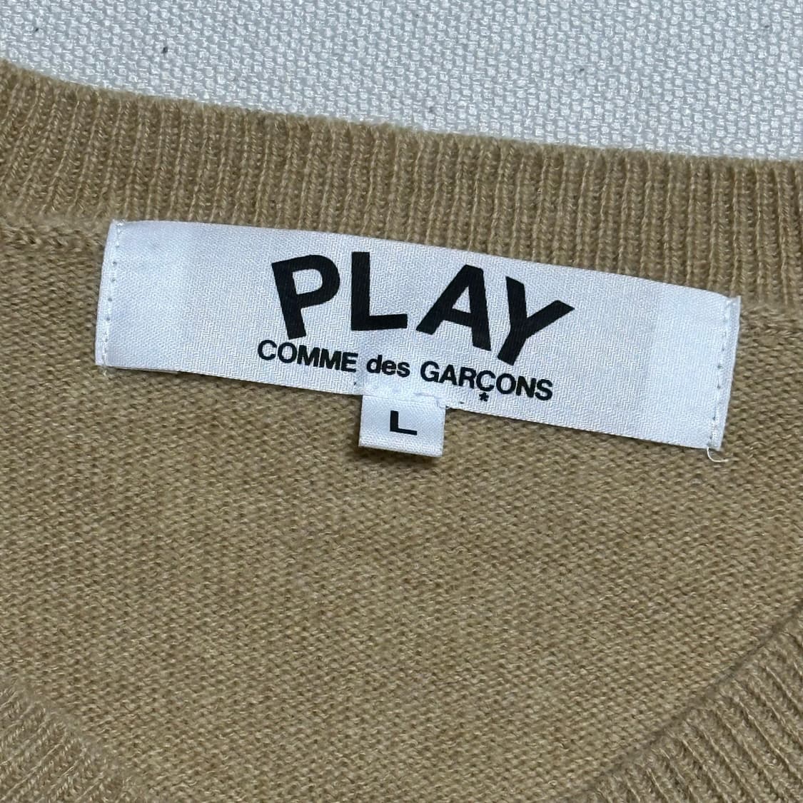 L 꼼데가르송 여성용 블랙하트와펜 베이지 울 브이넥 니트 상품이미지4