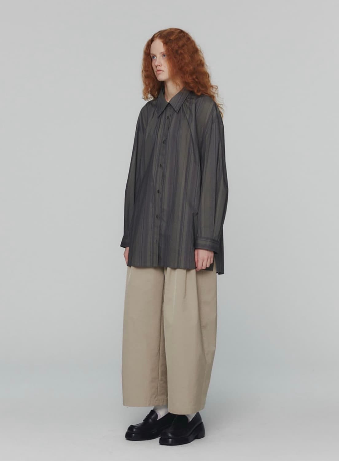 아모멘토 24fw 넥 셔링 스트라이프 오버사이즈 셔츠 상품이미지7