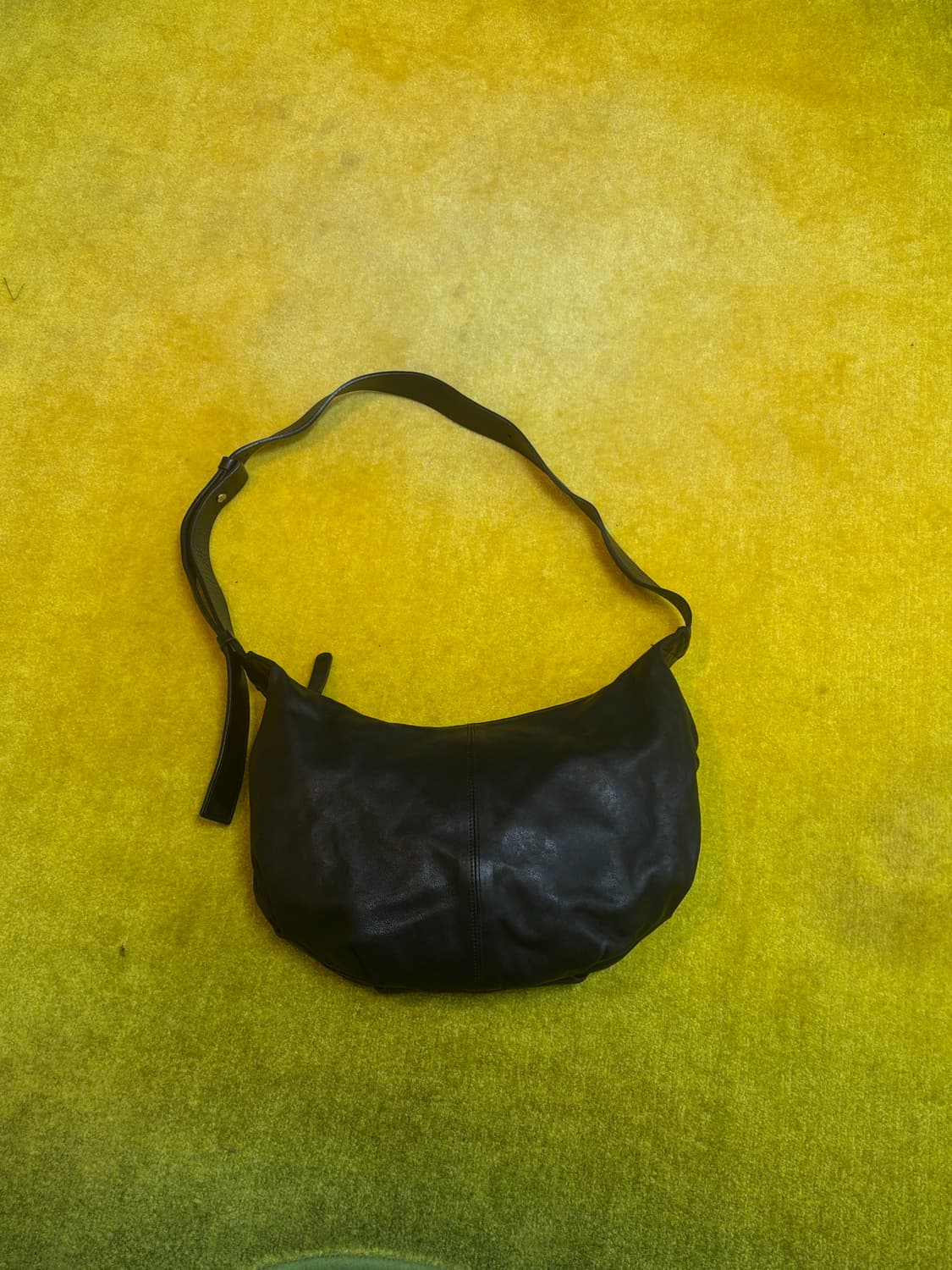 bucks & leather 미니멀 레더 반달 호보백  상품이미지3