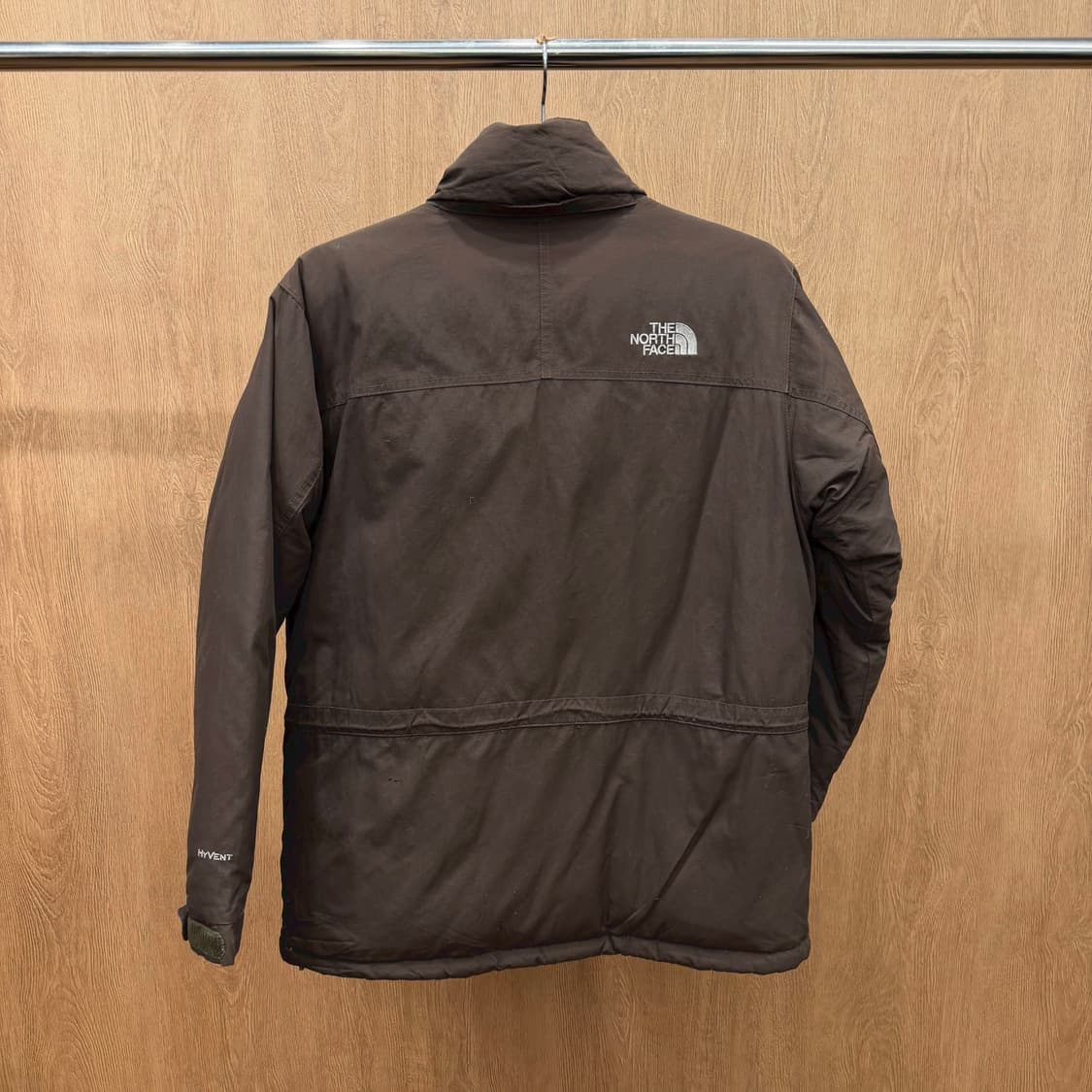 노스페이스 하이벤트 기능성 패딩 자켓 하단 포켓 로고 자수 디테일 브라운 상품이미지3