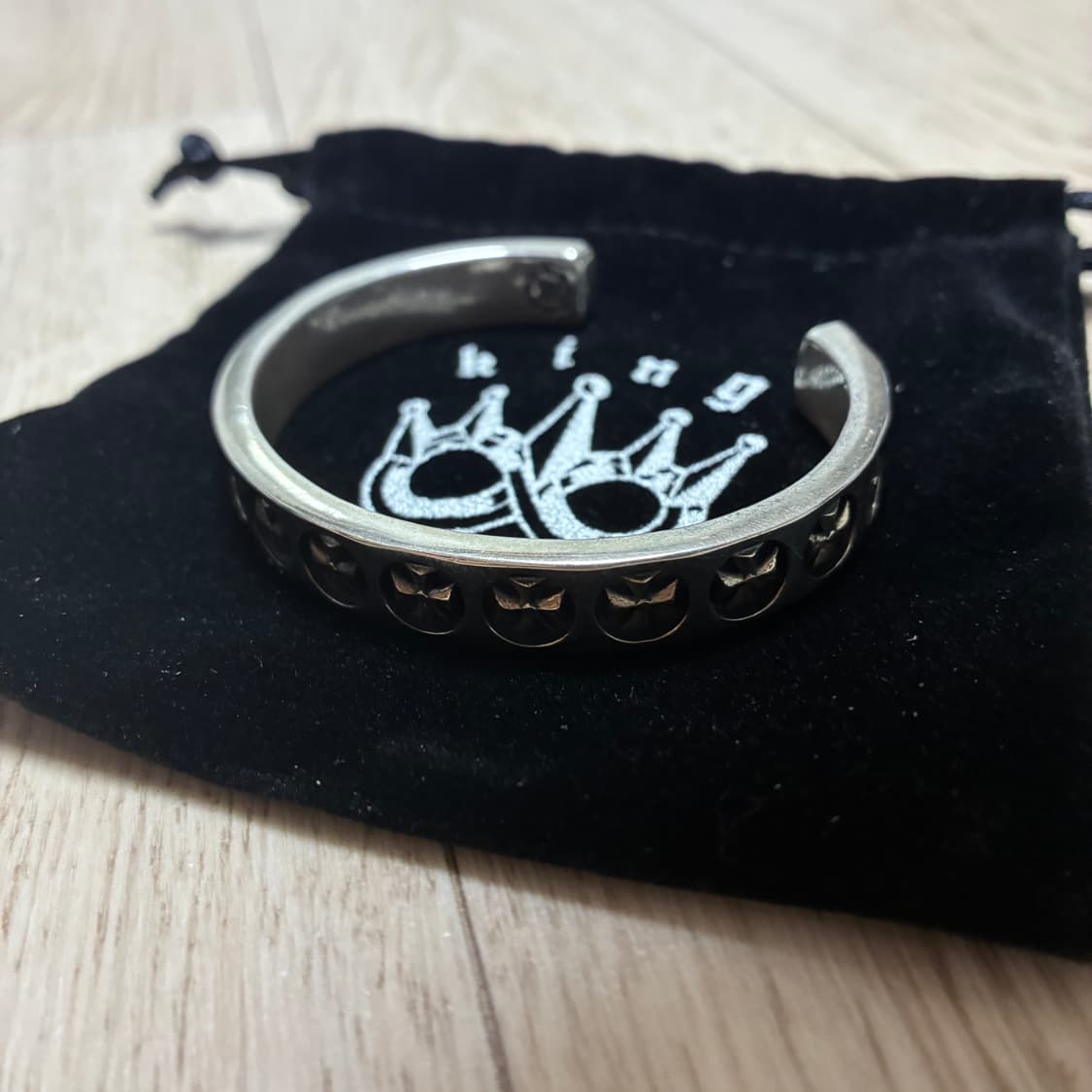 [새상품 풀박스] 킹크로치 블랙 크로스 뱅글 팔찌 M사이즈 상품이미지3