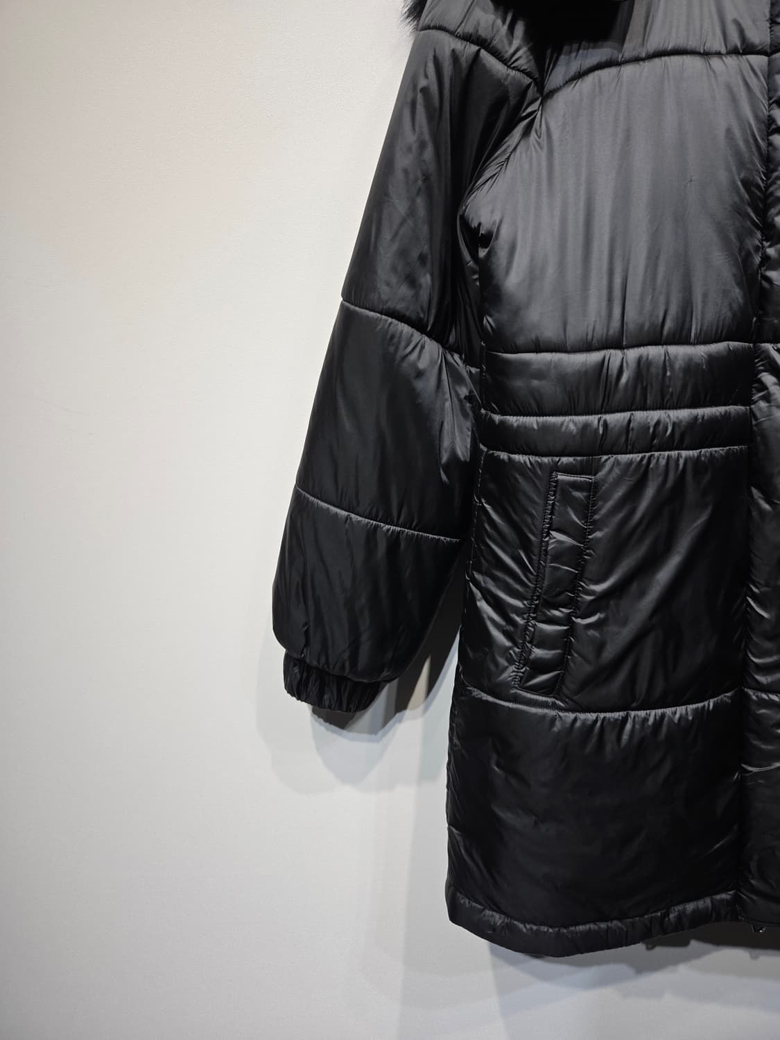 엠포리오 아르마니 블랙 후드 패딩 코트 상품이미지4