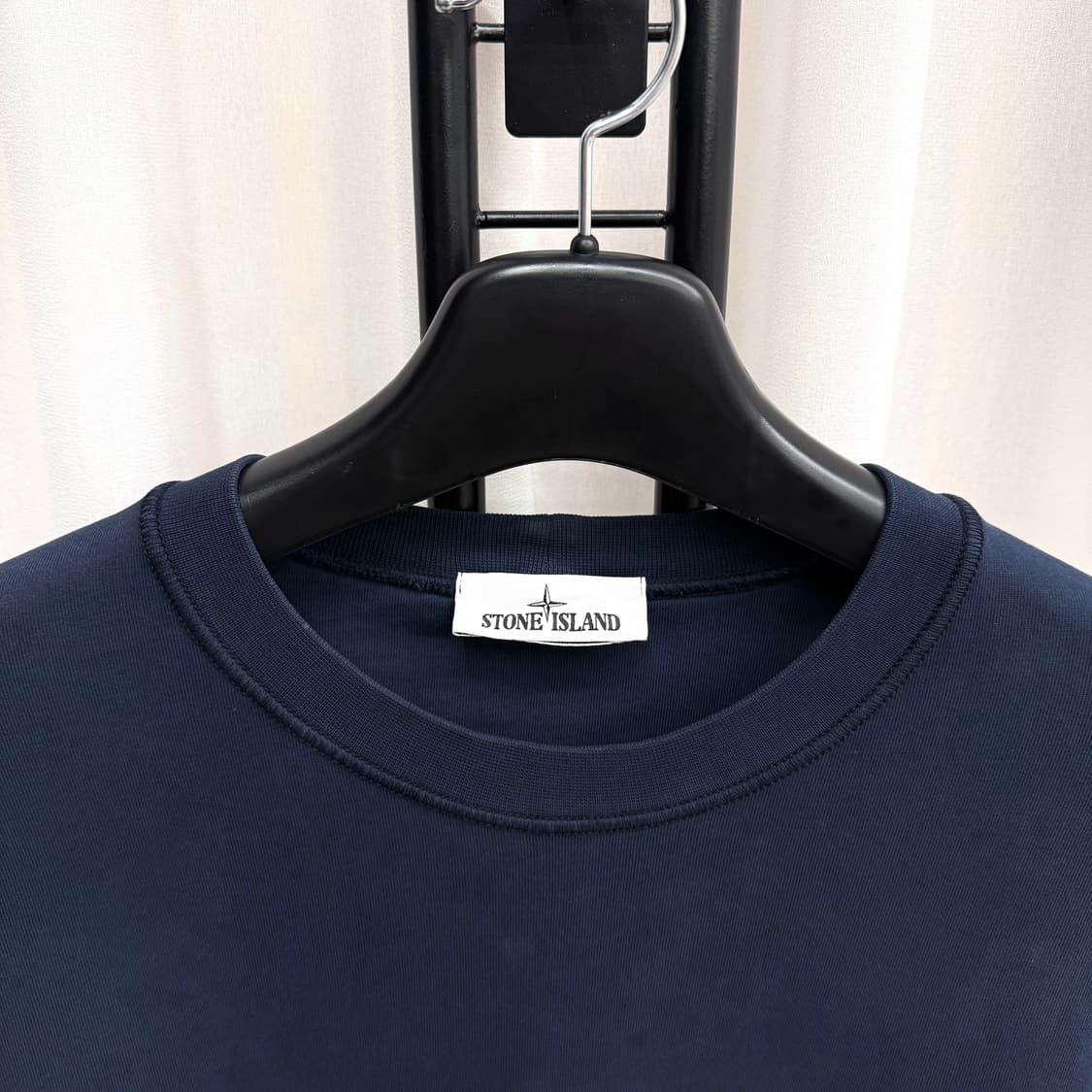 [L] 스톤아일랜드 와펜 맨투맨 네이비 상품이미지2