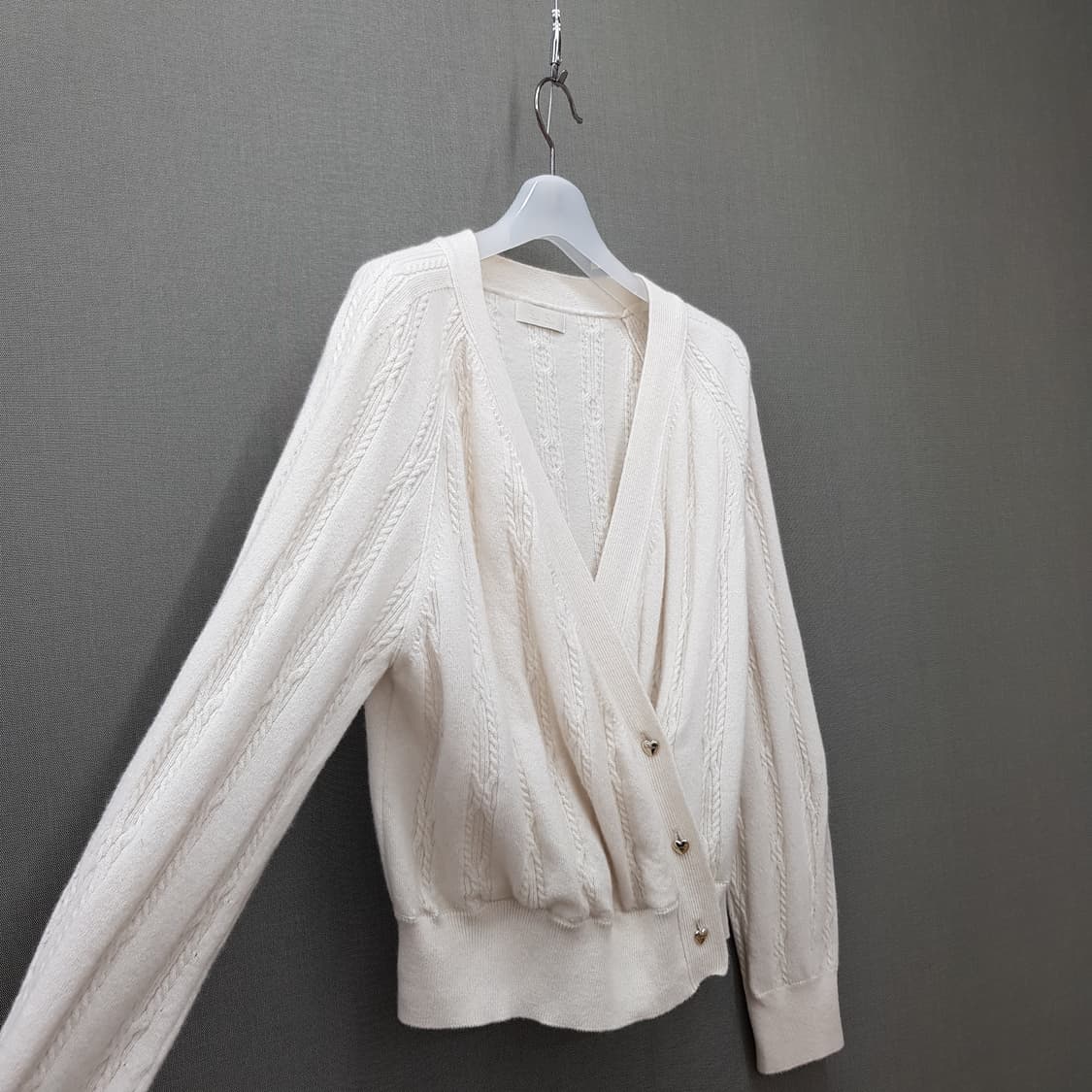 한섬 SJSJ  2023 케이블 브이넥 버튼 가디건  F90 사이즈 상품이미지3
