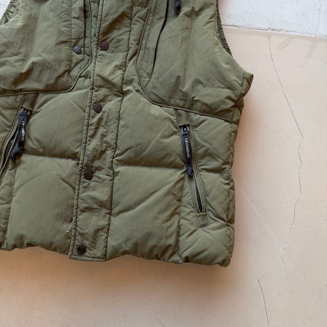 cp컴퍼니 고글 다운 베스트 상품이미지2