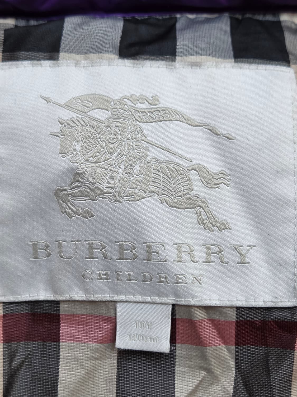 버버리 칠드런 여아 패딩 10Y(140) 사이즈입니다. 보라색이라서 얼굴 상품이미지4