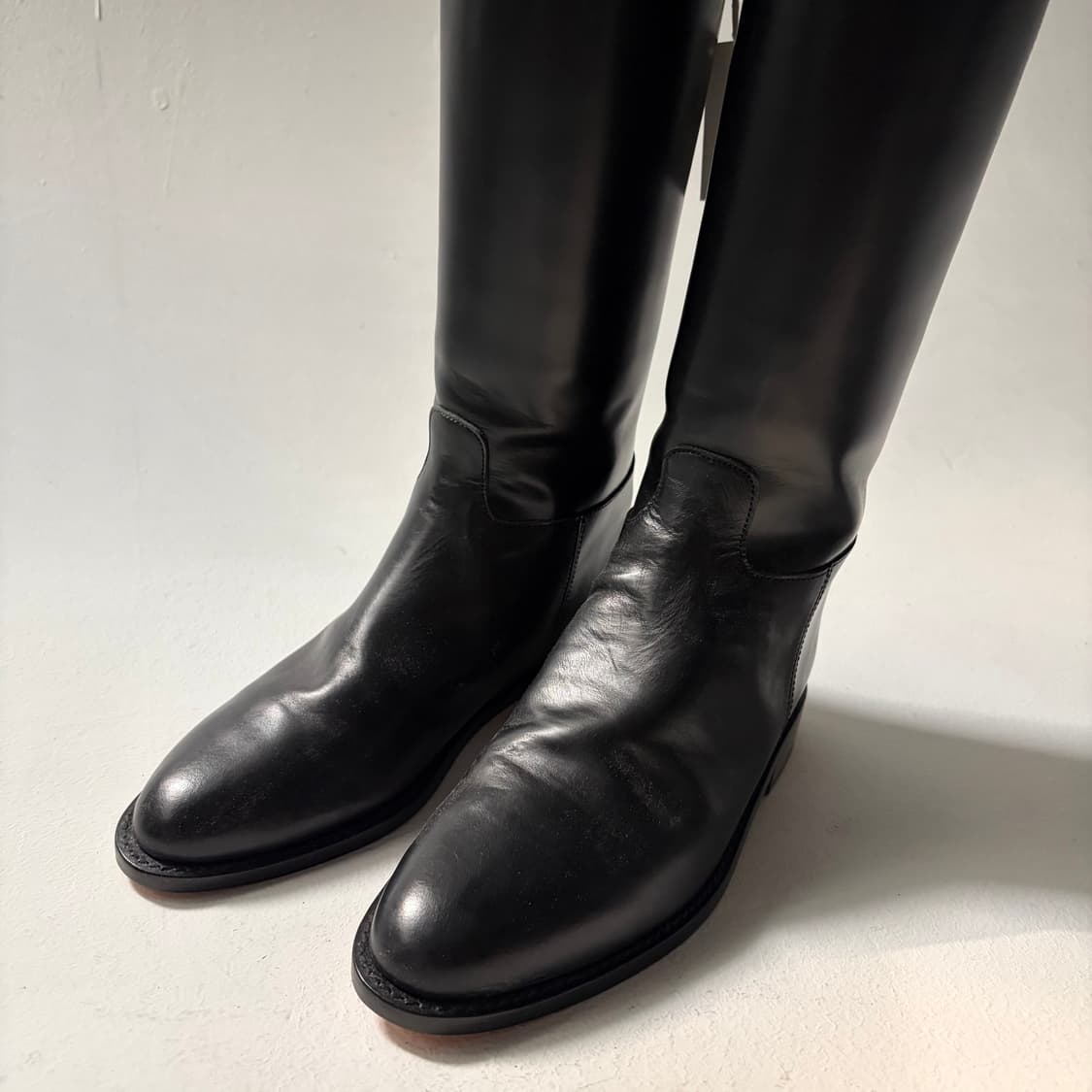 Sleek Leather Riding Boots 상품이미지2