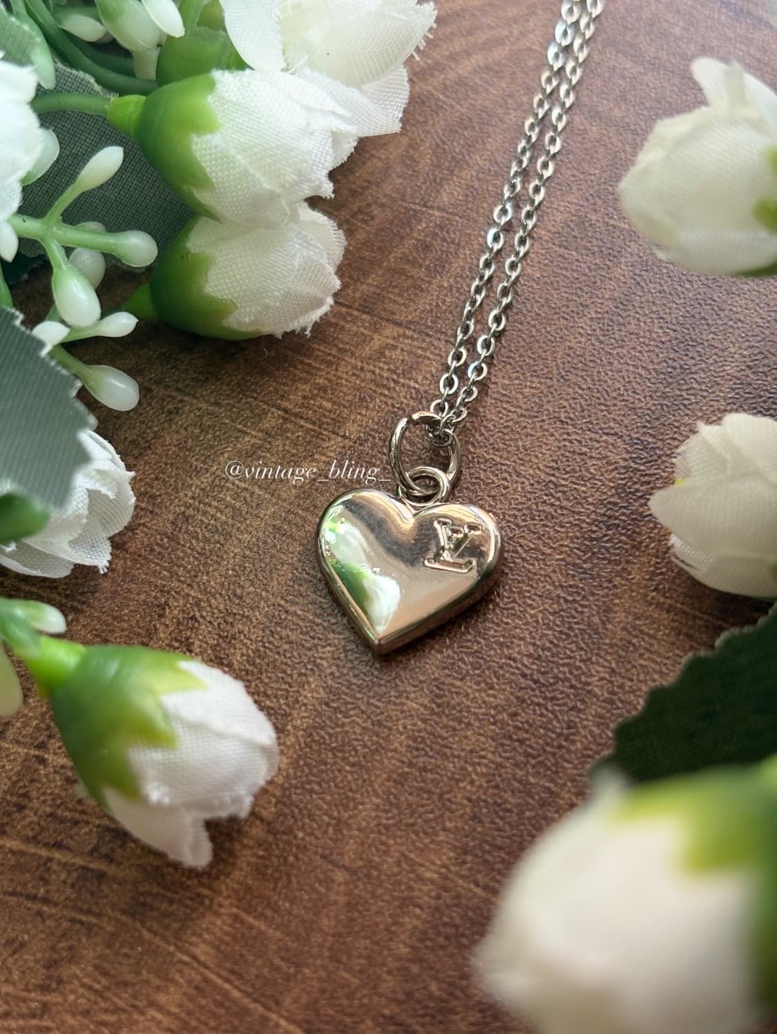 루이비통 하트 음각로고 실버 목걸이  상품이미지2