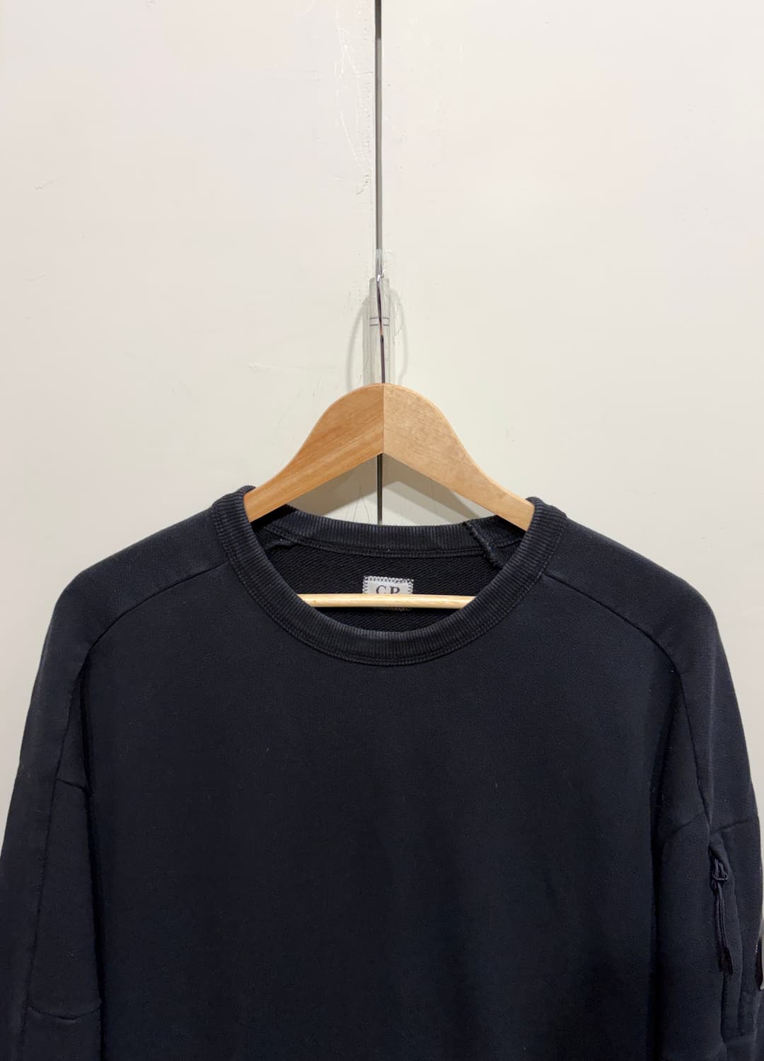 C.P. 컴퍼니 다이고날 레이즈드 렌즈 와펜 스웨트 셔츠 상품이미지3