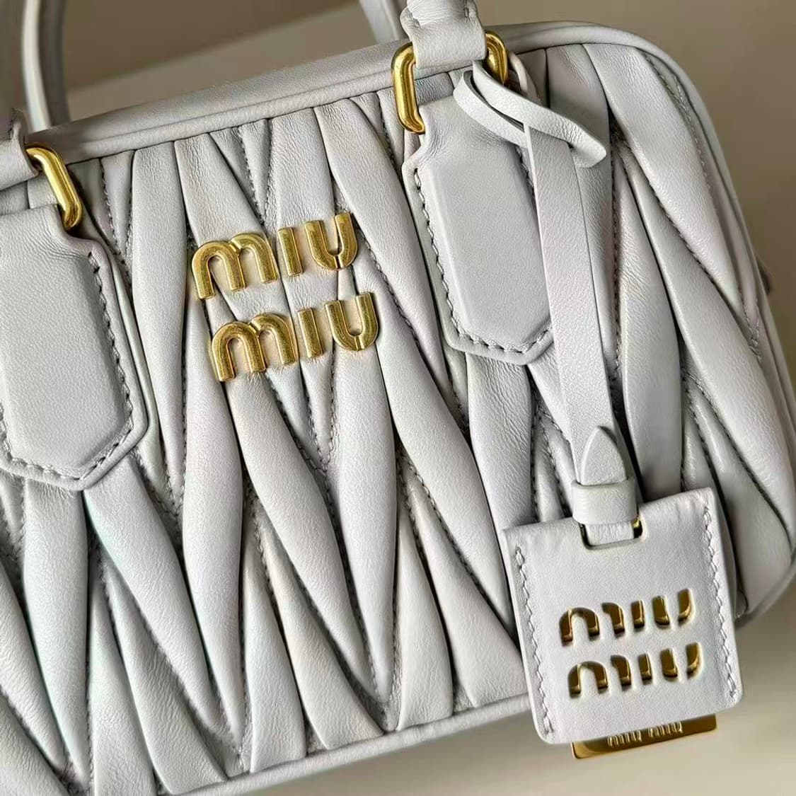 미우 미우 마테라쎄 나파 가죽 탑 핸들백 콘플라워 상품이미지3