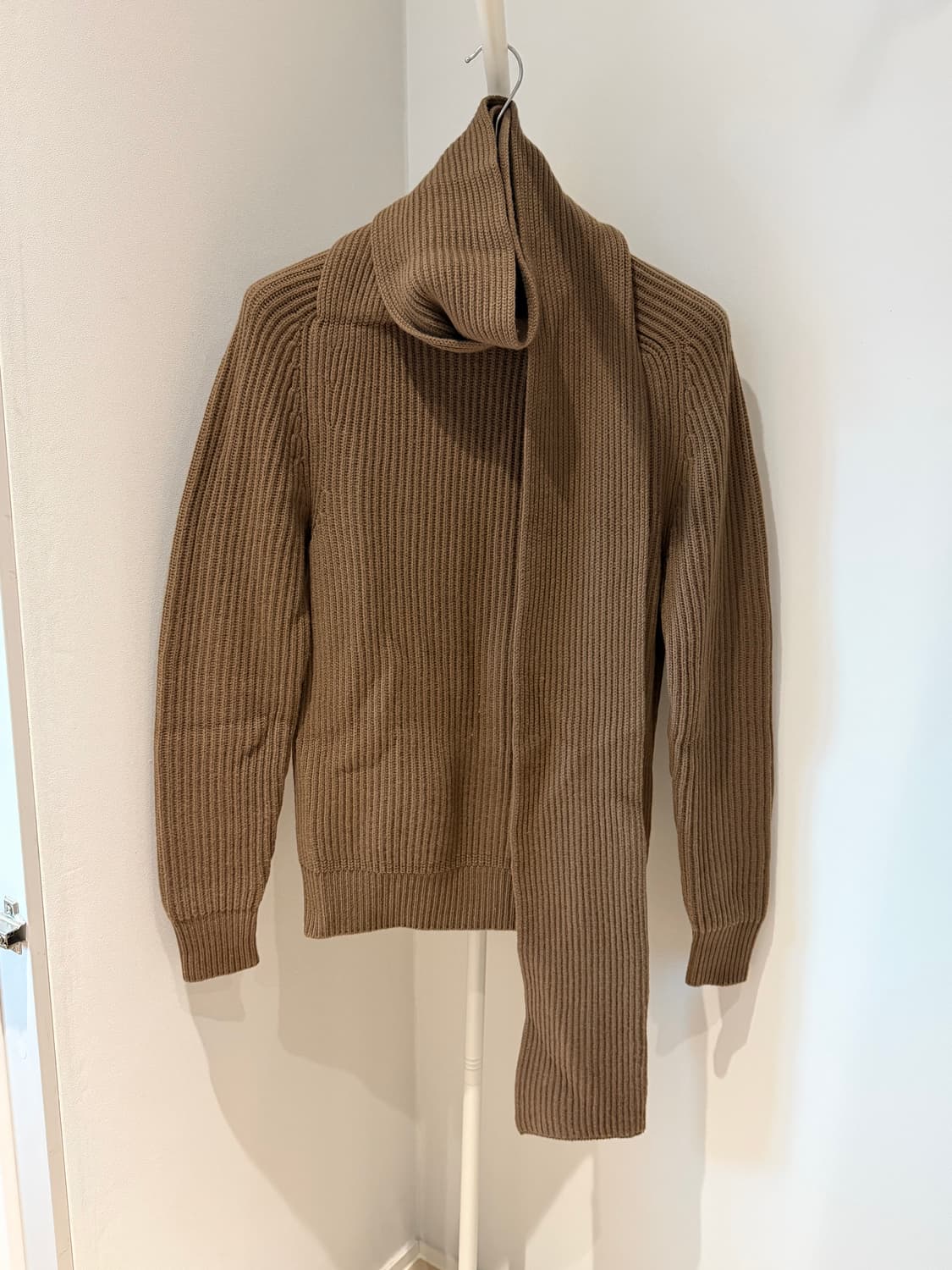 [S] 디올 23fw 런웨이 캐시미어 머플러 디테일 니트 상품이미지1