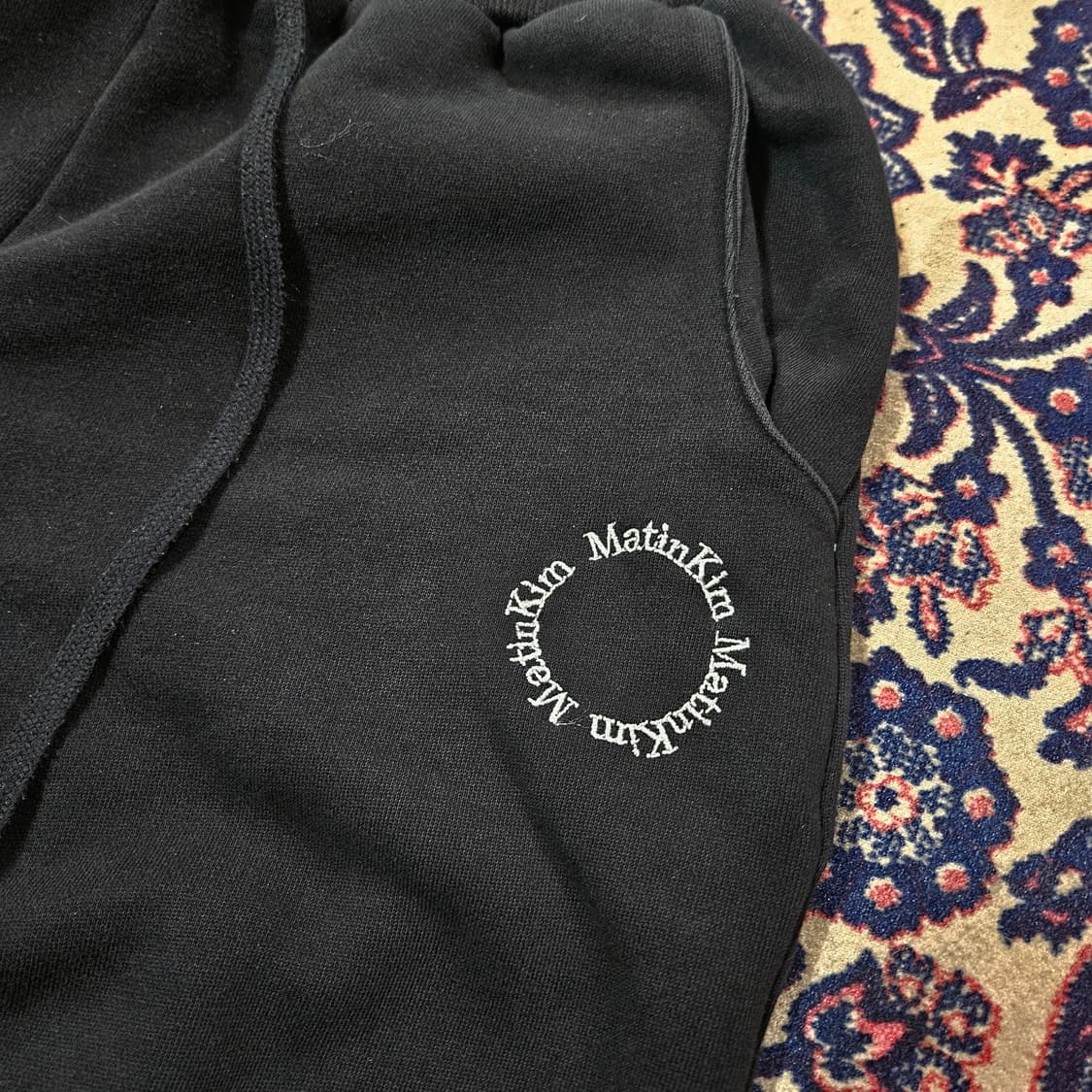 마뗑킴 턴업 티테일 스웨트 팬츠
Free size
 상품이미지4