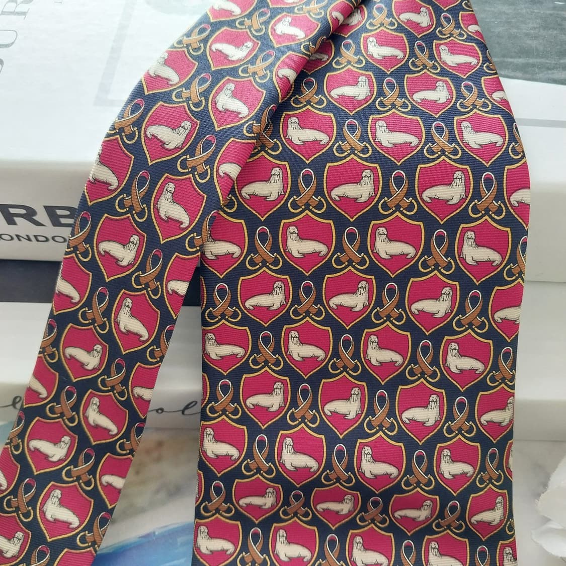 버버리 실크 레드&네이비 패턴 넥타이 9.9cm A+~A등급 K1299
 상품이미지2