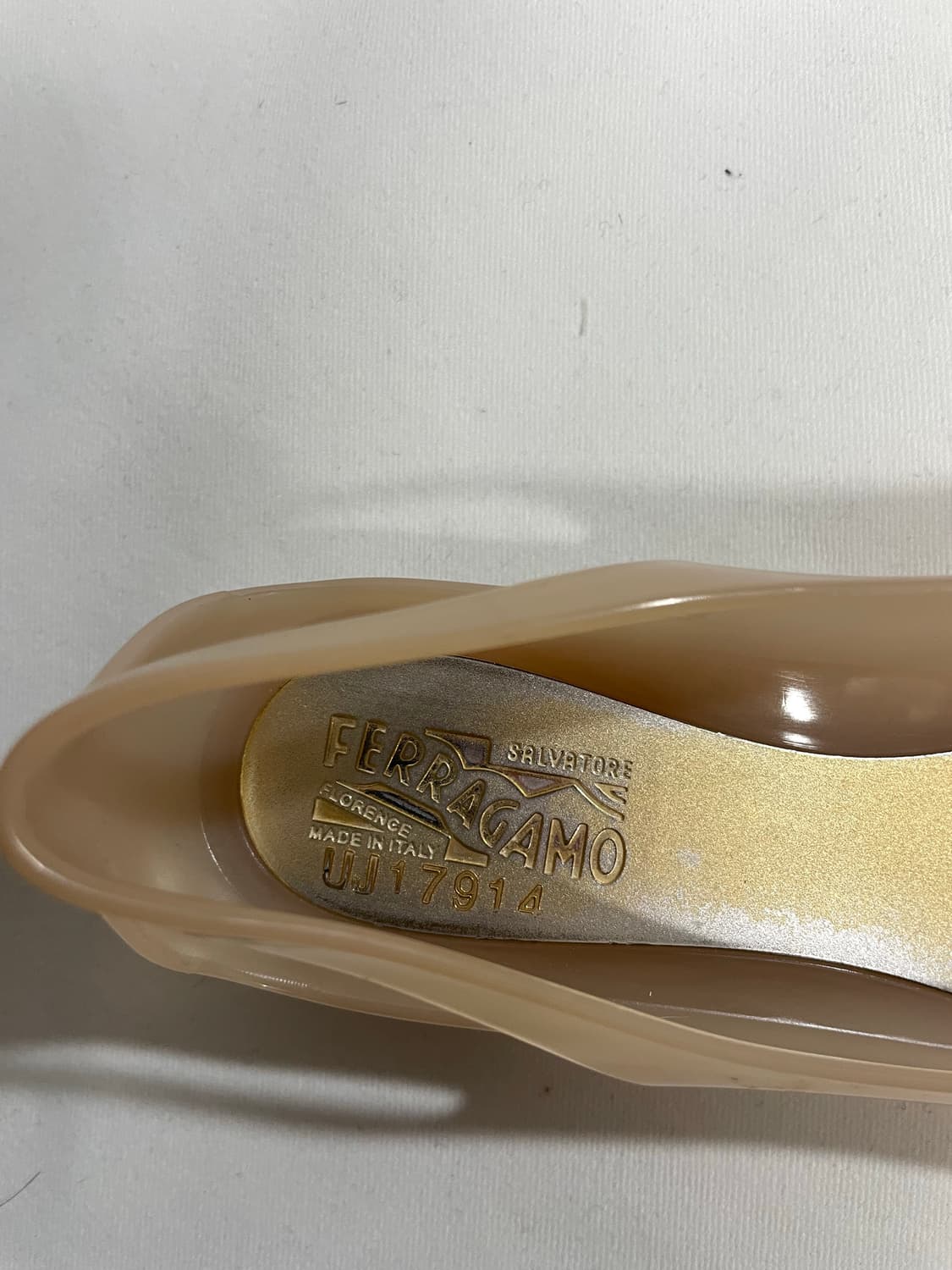 페라가모 골드 플레이트 젤리슈즈 상품이미지5