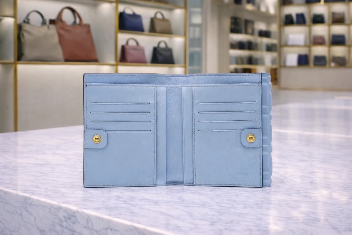 [A급] 펜디 FF 로고 엠보싱 반지갑 판매합니다!!! 상품이미지3