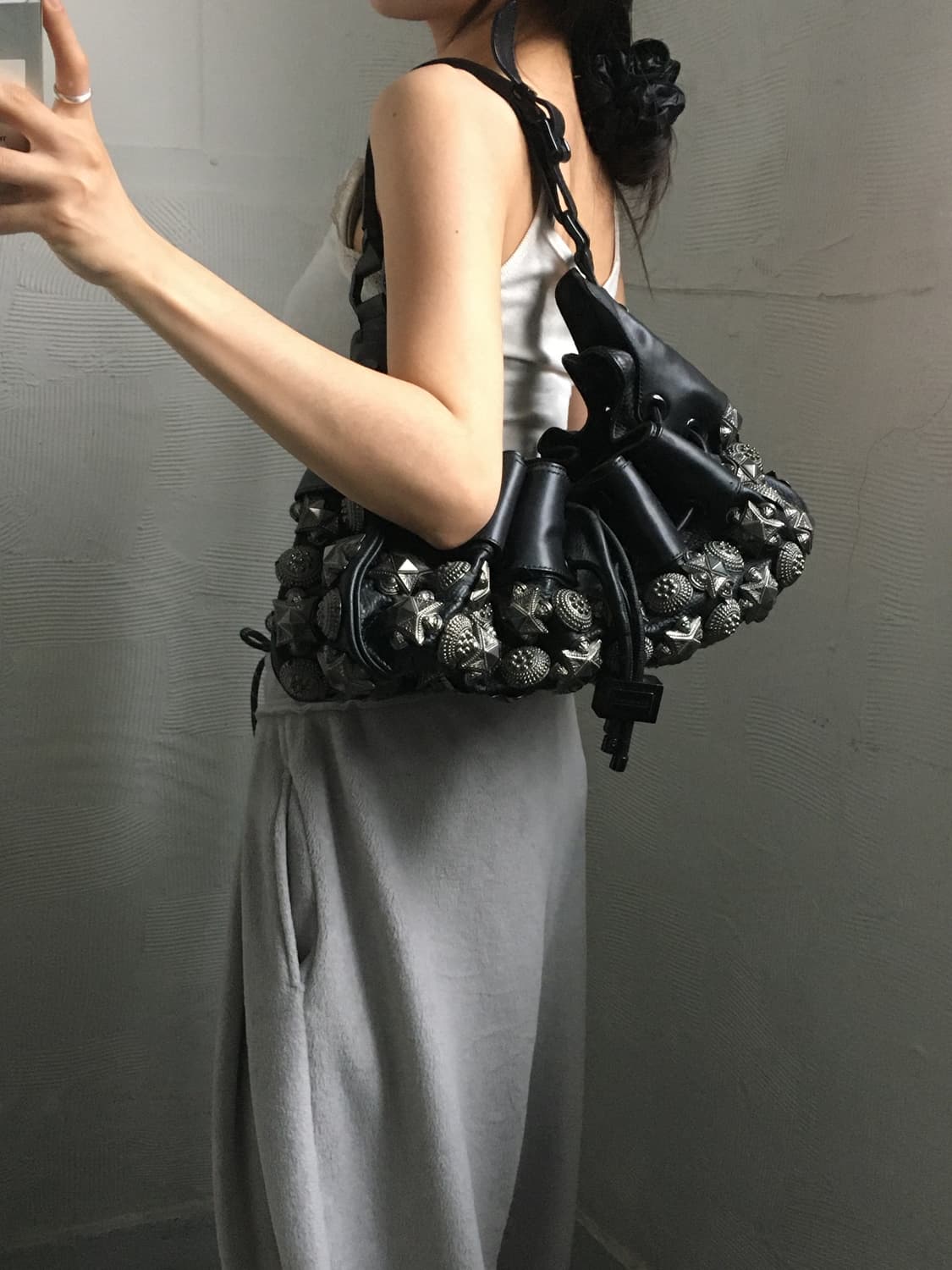 Burberry 버버리 블랙 큐빅 스터드 백 상품이미지1