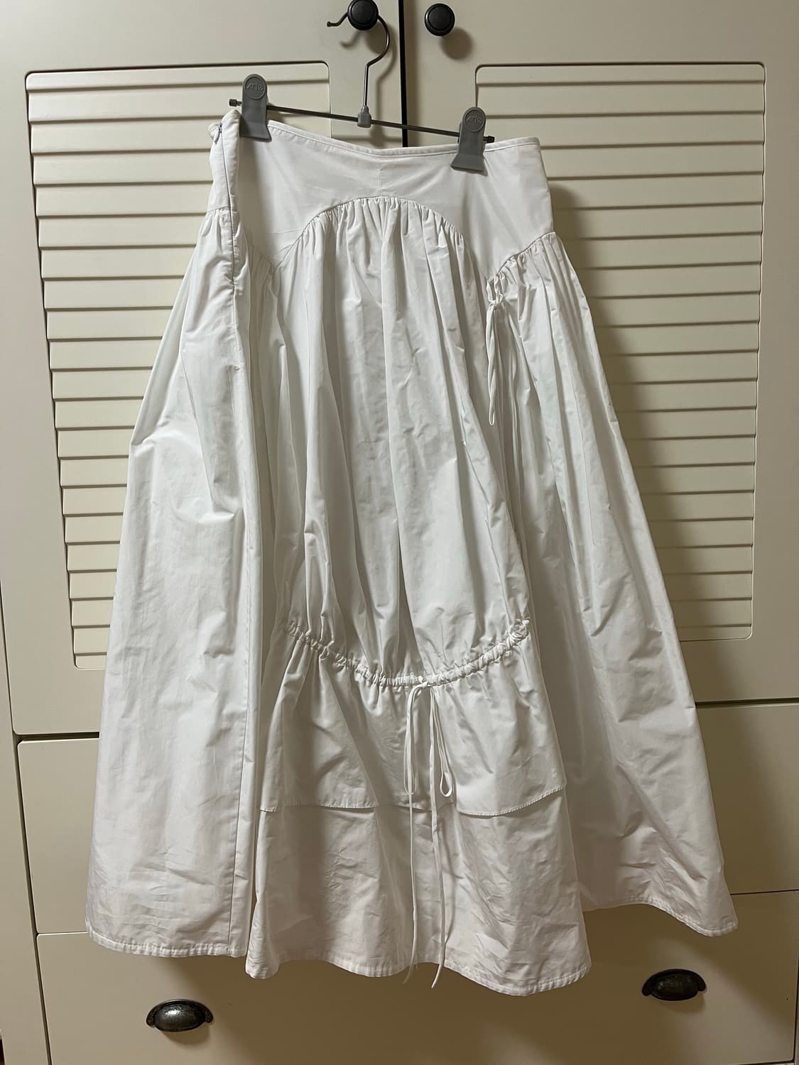 졸리에이드 화이트 롱 셔링 스커트 상품이미지1